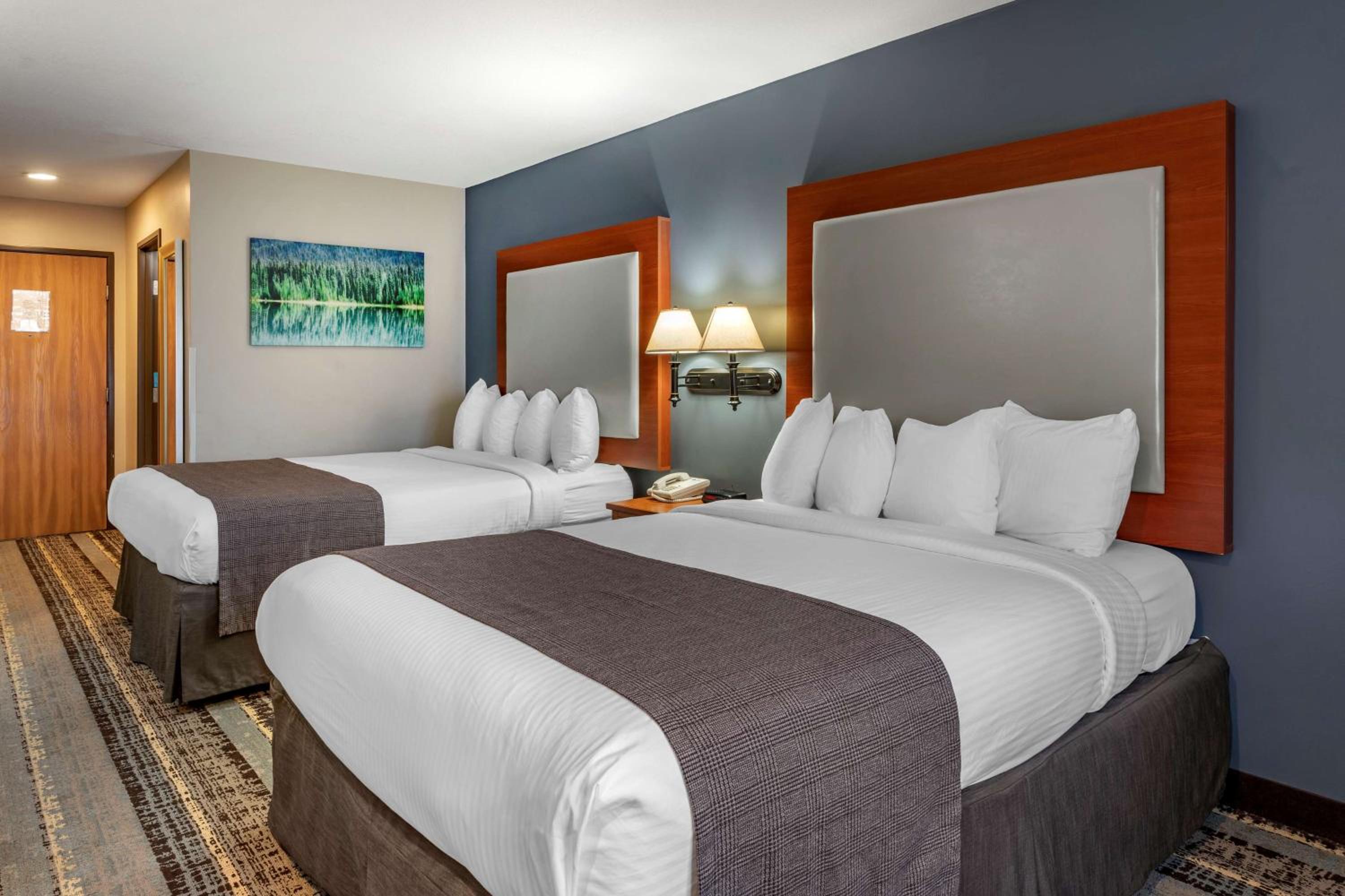 Queen Room with Three Queen Beds photo 3