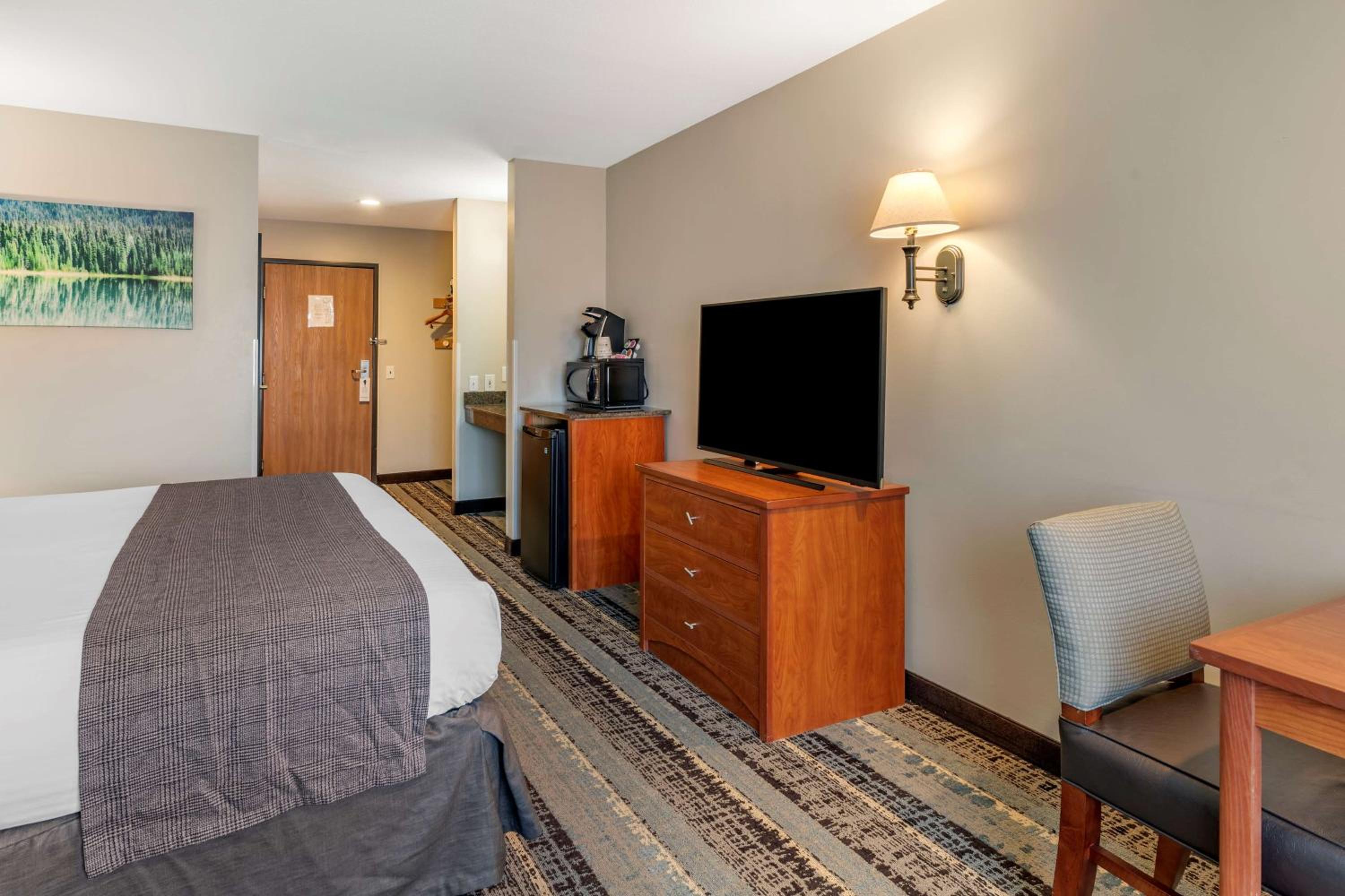 King Room with Roll-In Shower - Mobility Access photo 2