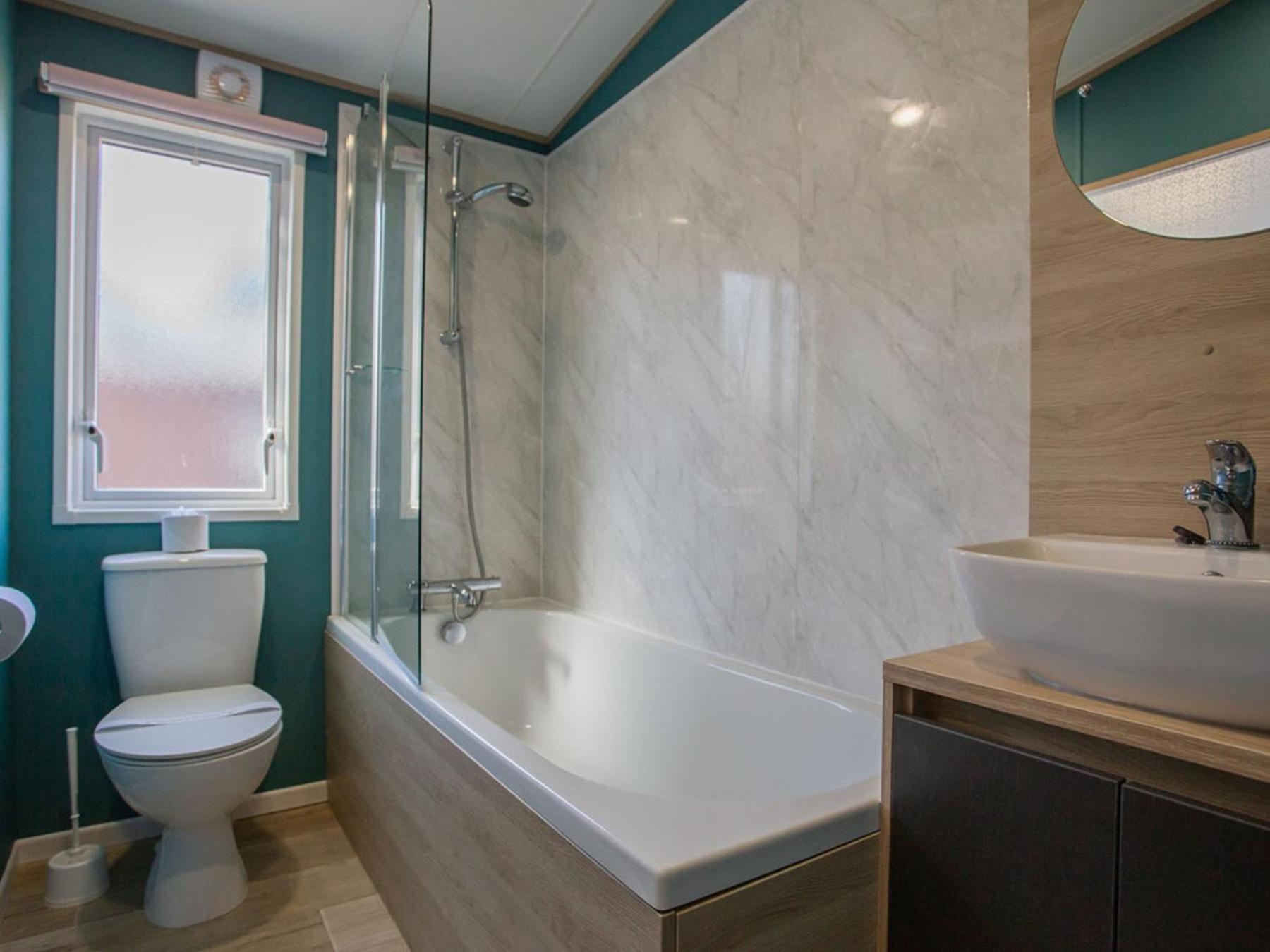 Burst of Blue 7 Berth Pet Free (5+2) photo 3