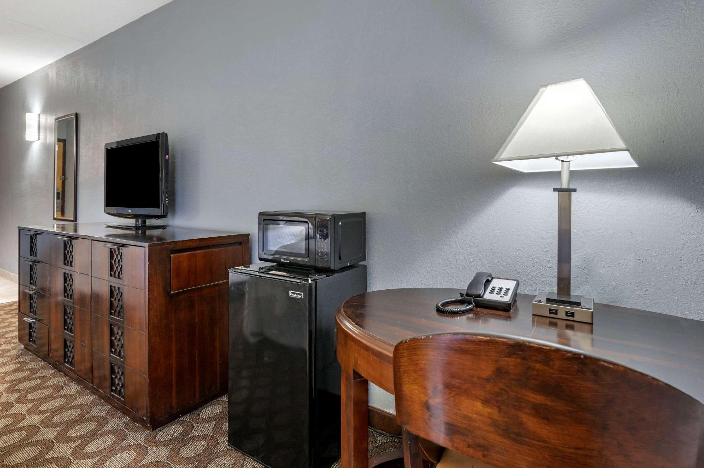 Standard Queen Room with Two Queen Beds - Non-Smoking photo 3