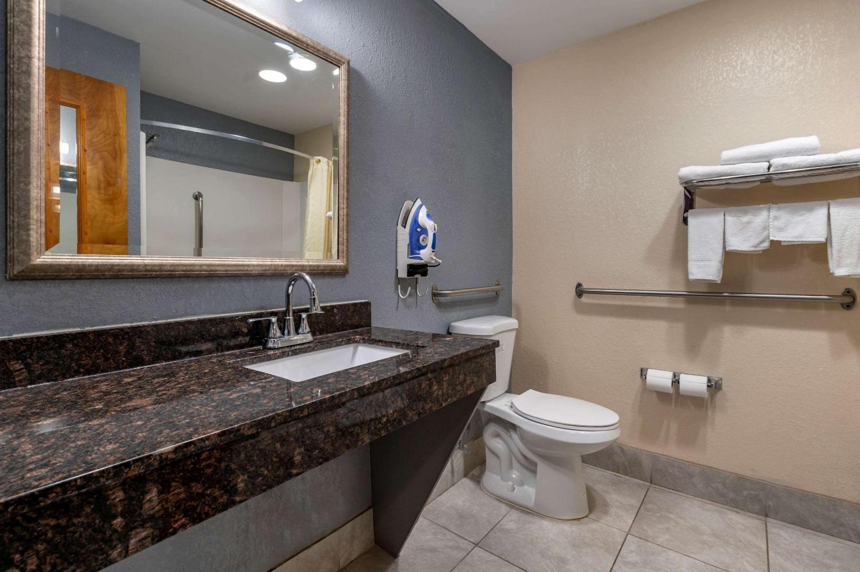 Queen Room - Accessible/Non-Smoking photo 2