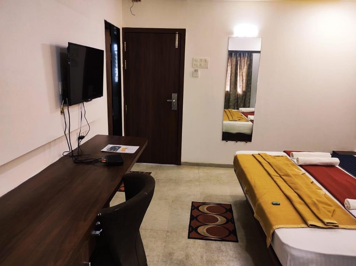 Executive Suite - Photo 12