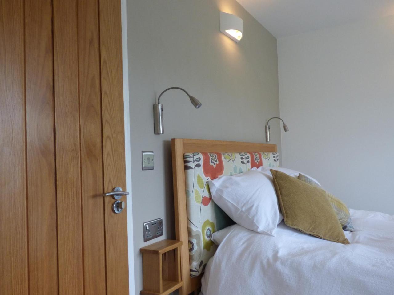 Deluxe King Room - Photo 8