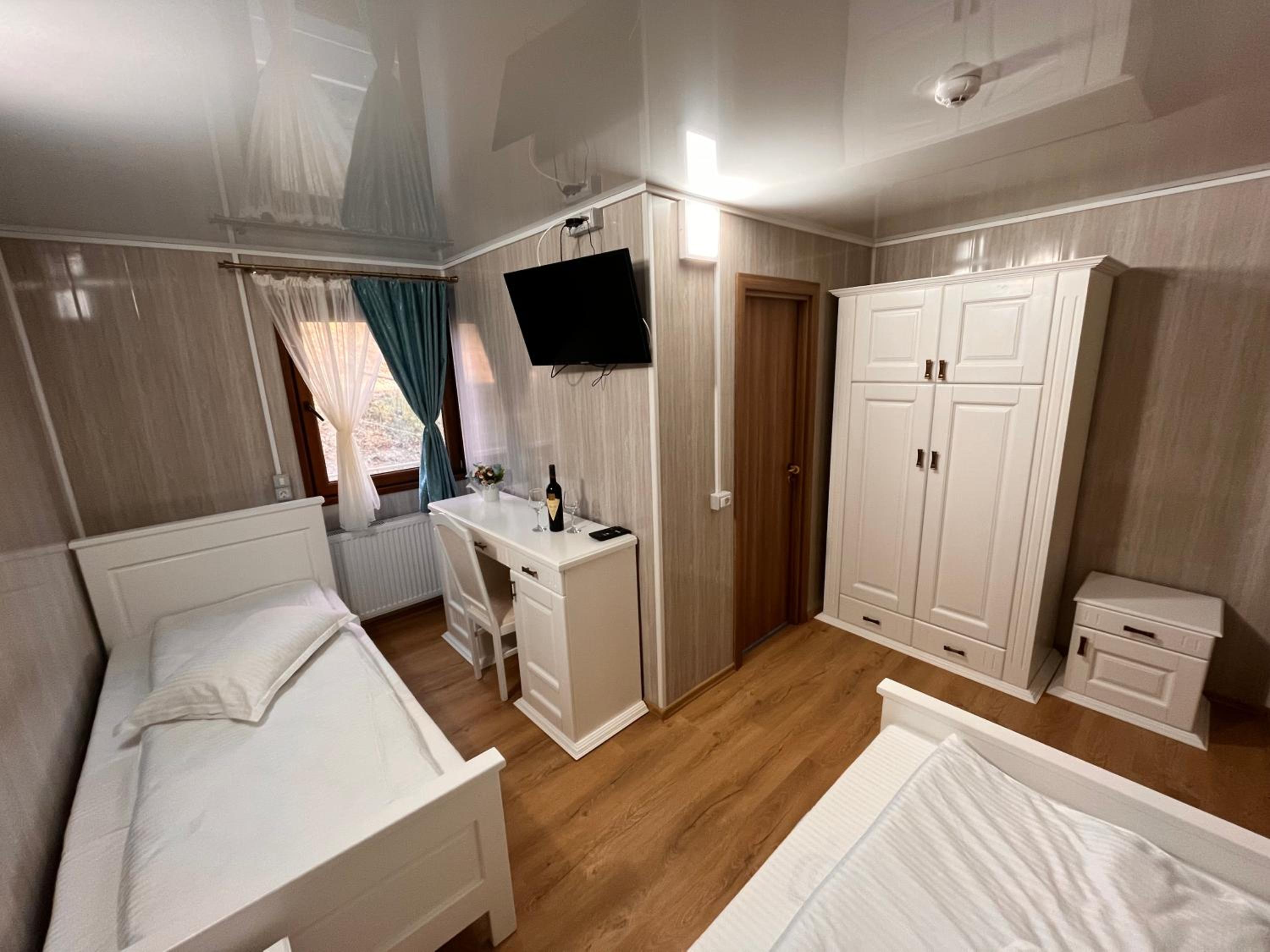 Double Room with Private Bathroom photo 3