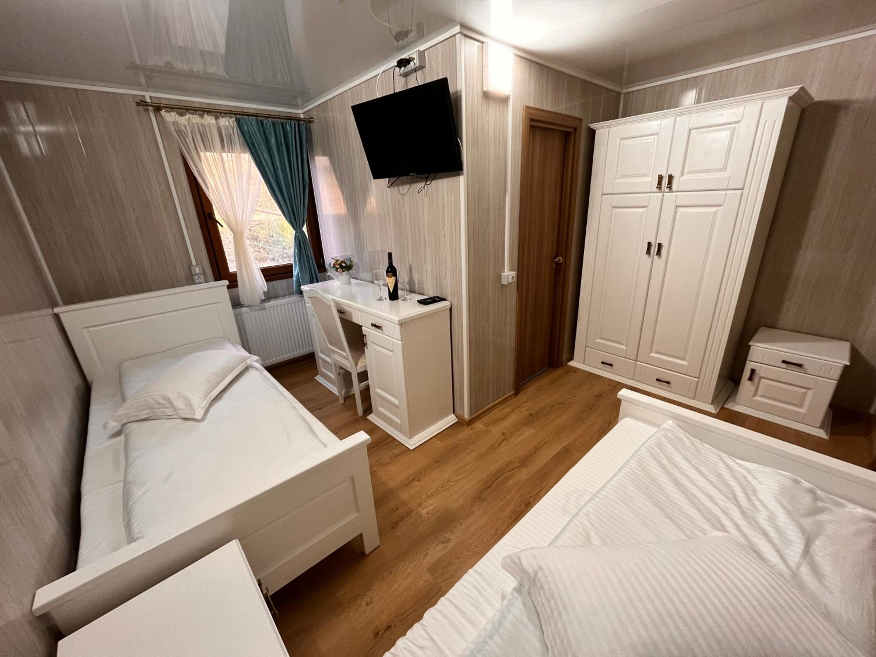 Twin Room with Private Bathroom photo 3