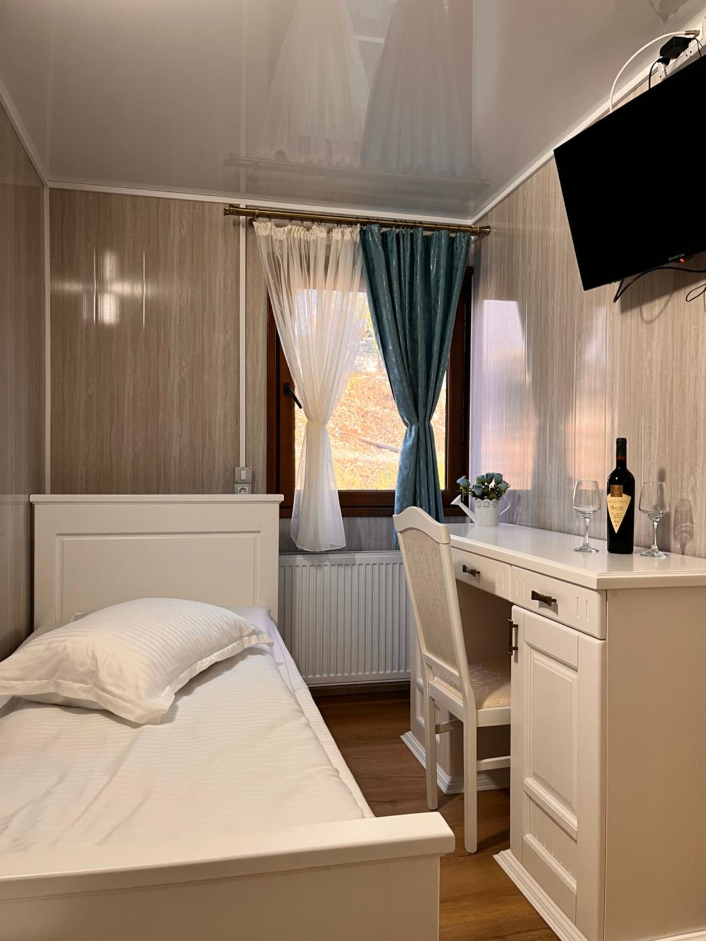 Twin Room with Private Bathroom photo 1