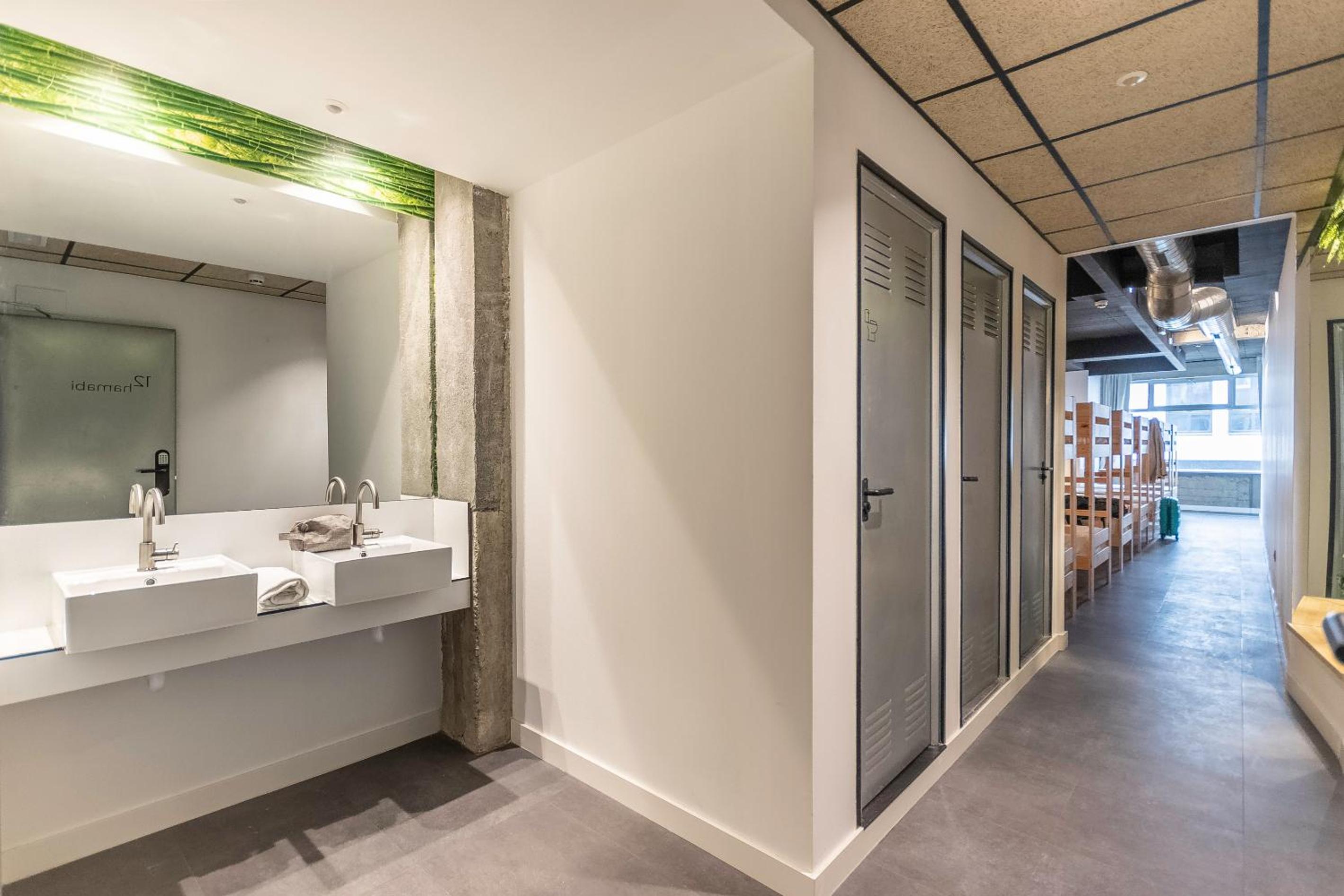 Family Room with Shared Bathroom - Photo 3