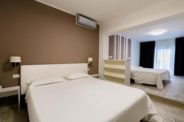 Prestige Room with Balcony and Partial Lake View  photo 2