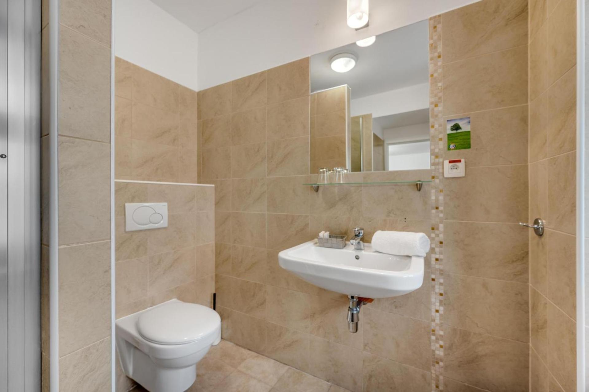 Standard Double or Twin Room - Photo 26