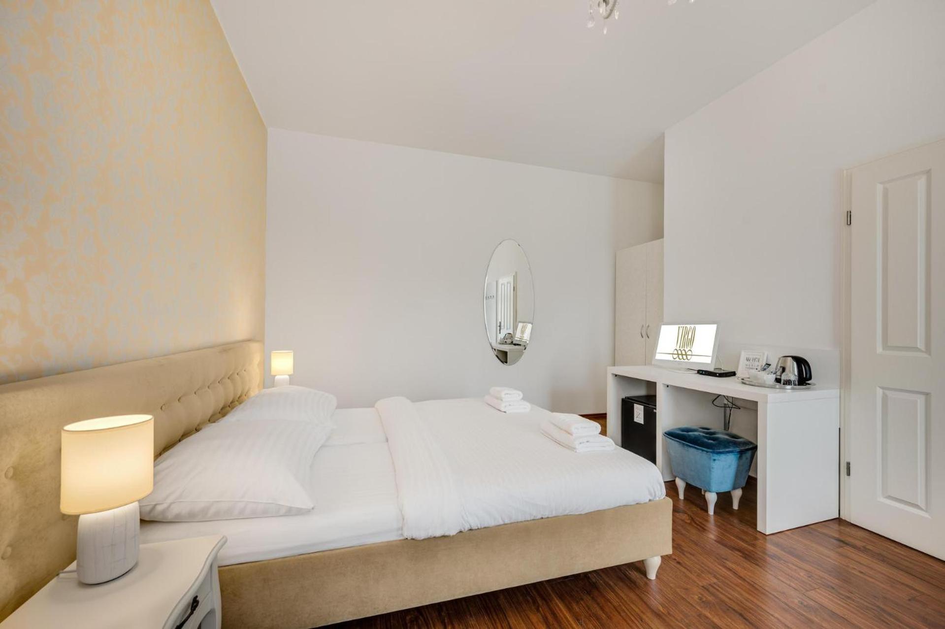 Standard Double or Twin Room - Photo 20