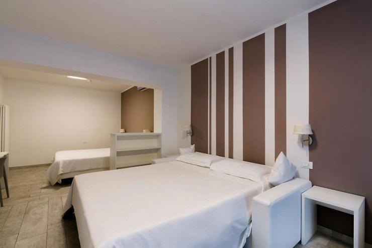 Chambre Prestige Triple avec Balcon - Vue Partielle sur Lac