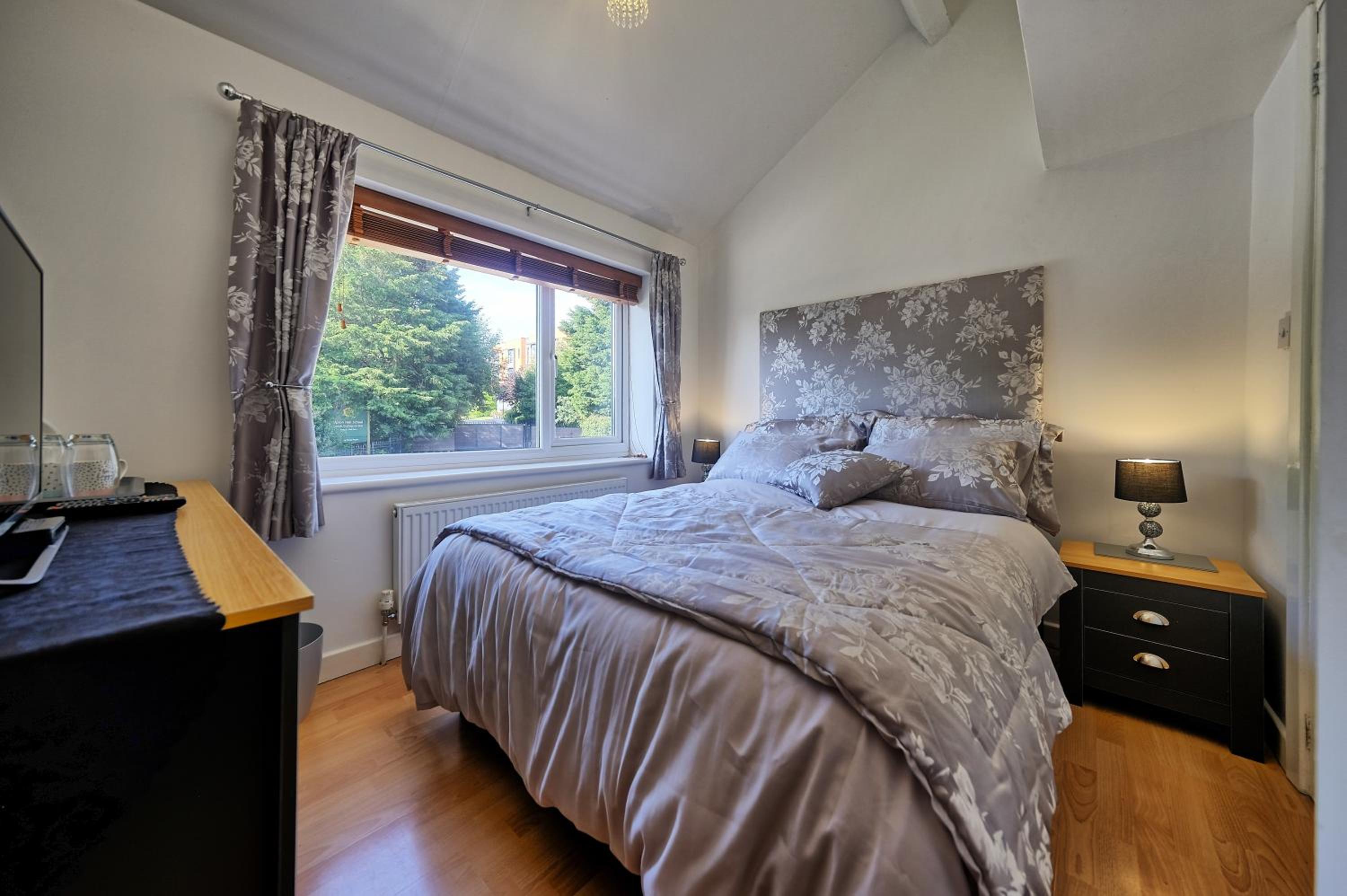 Double Room with Private Bathroom - Photo 8