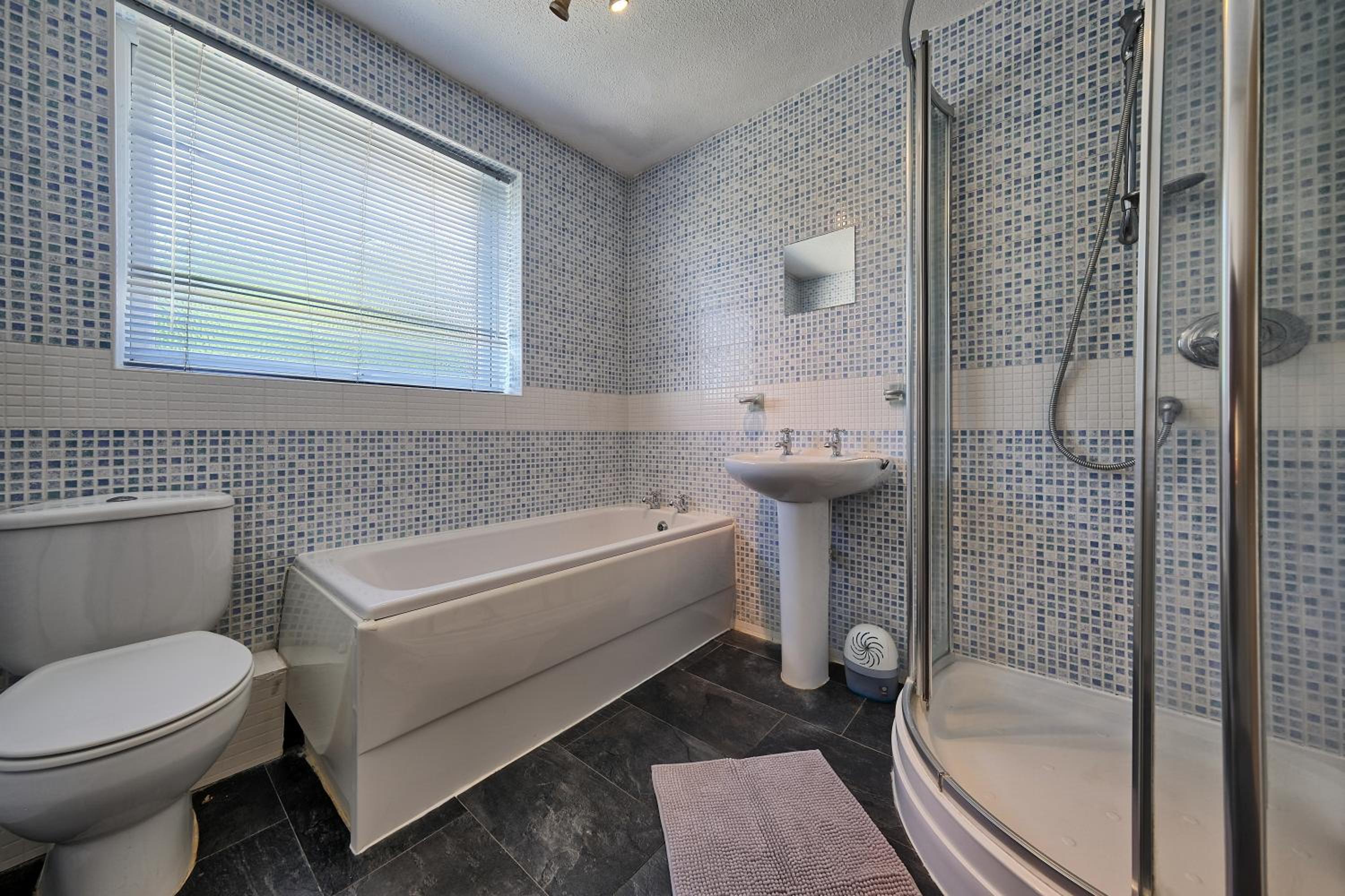 Double or Twin Room with Private Bathroom - Photo 5