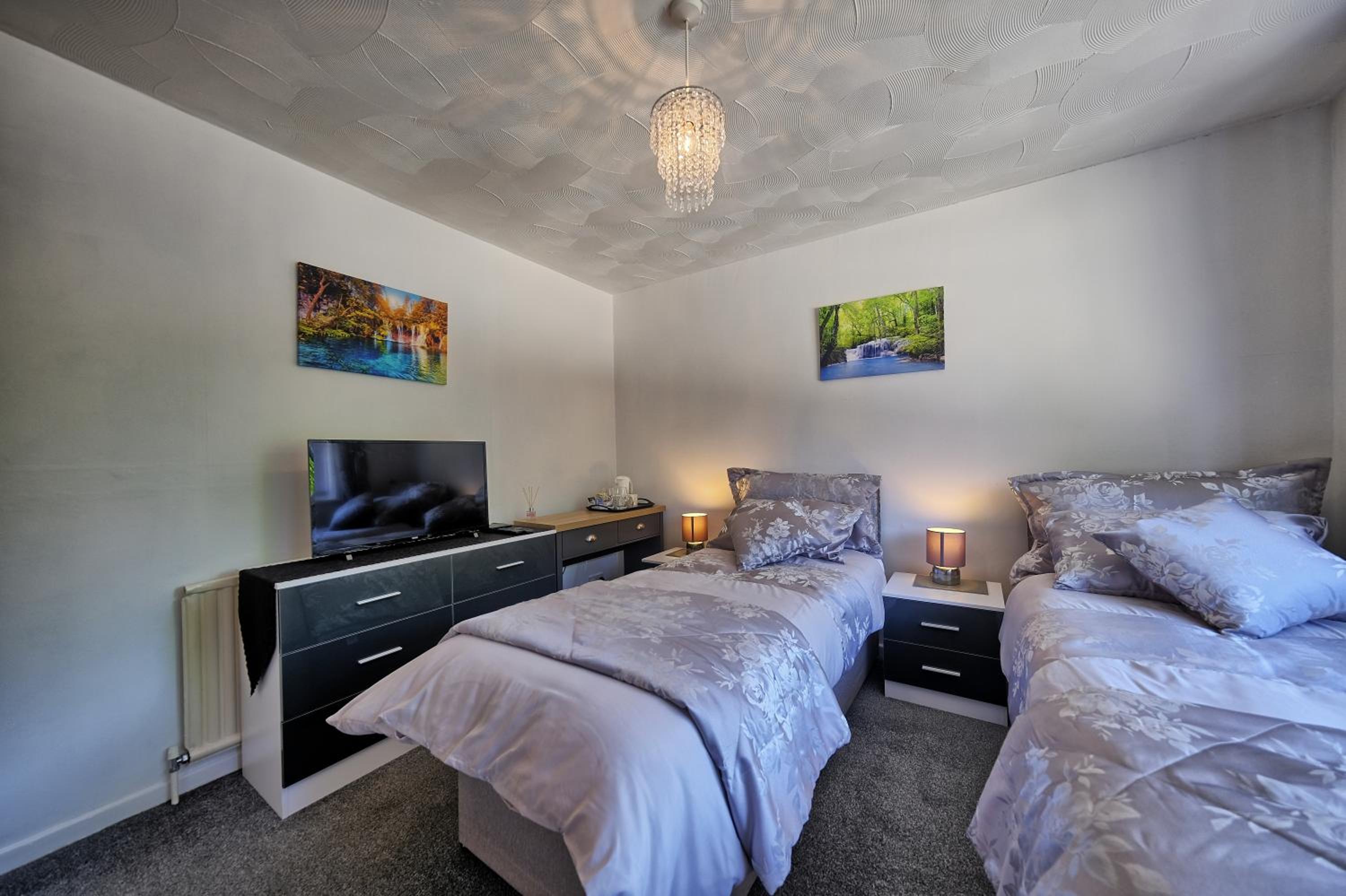 Double or Twin Room with Private Bathroom - Photo 2