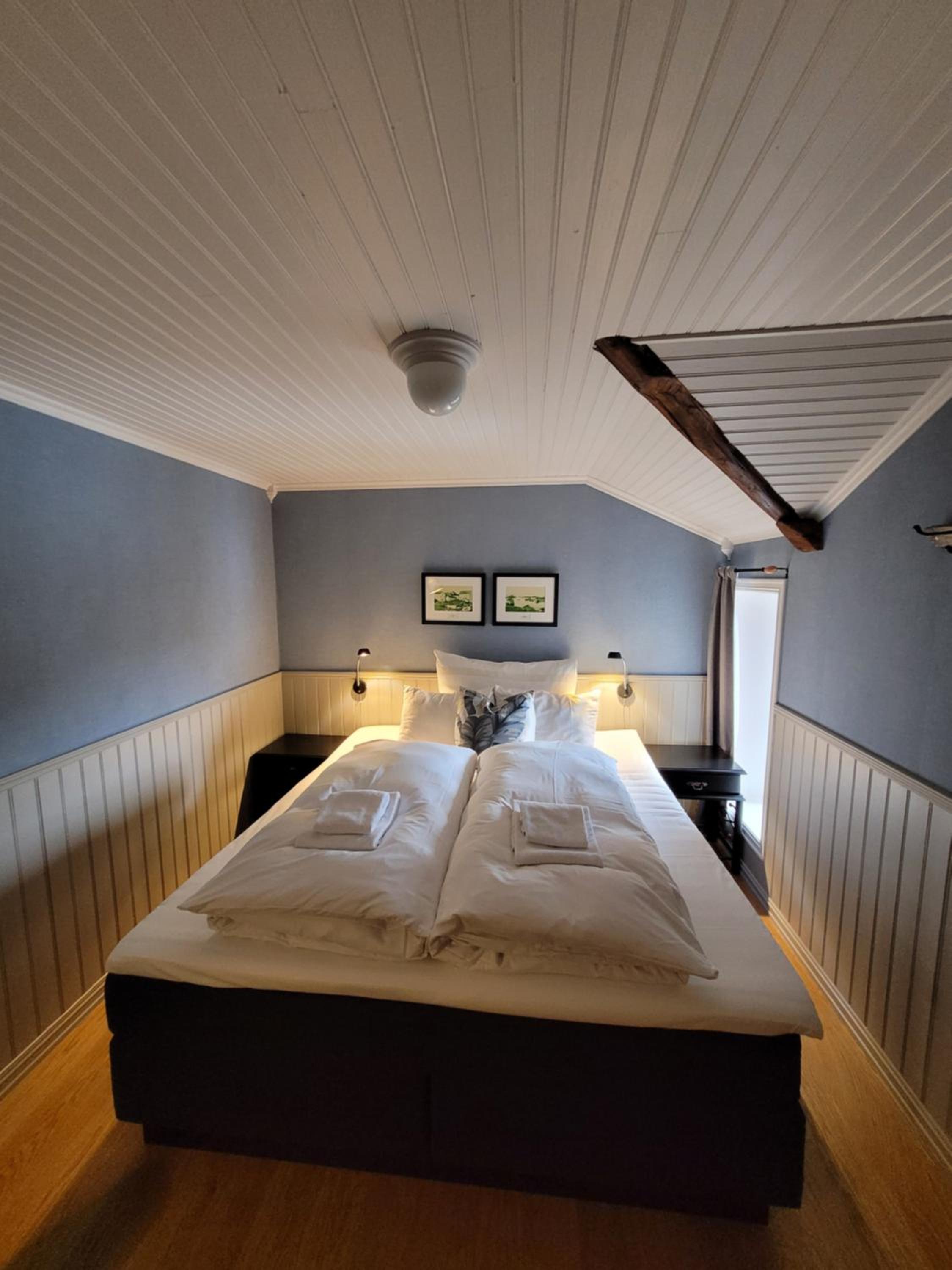 One-Bedroom Apartment with Sleeping Alcove