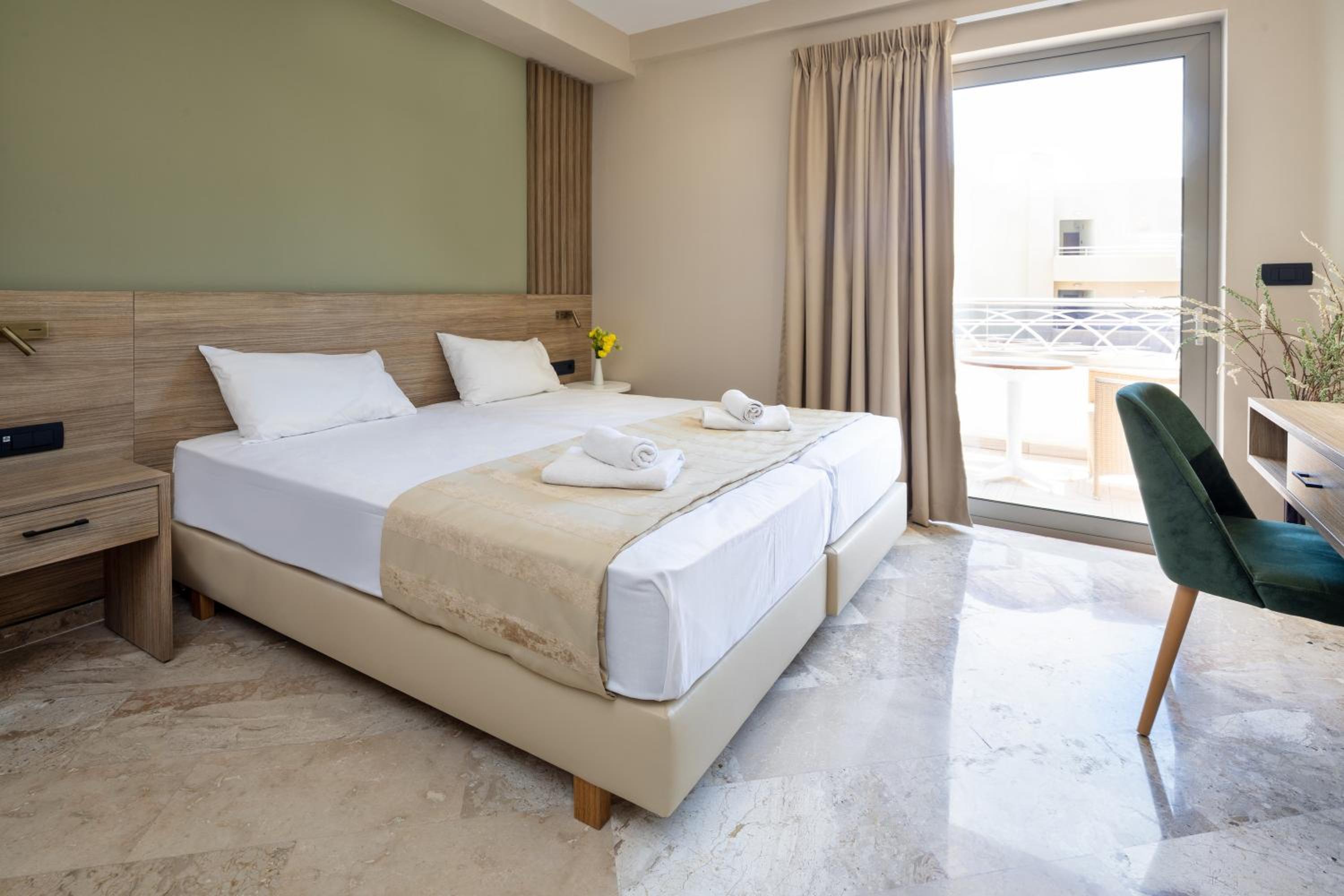 Superior Double Room with Side Sea View photo 2
