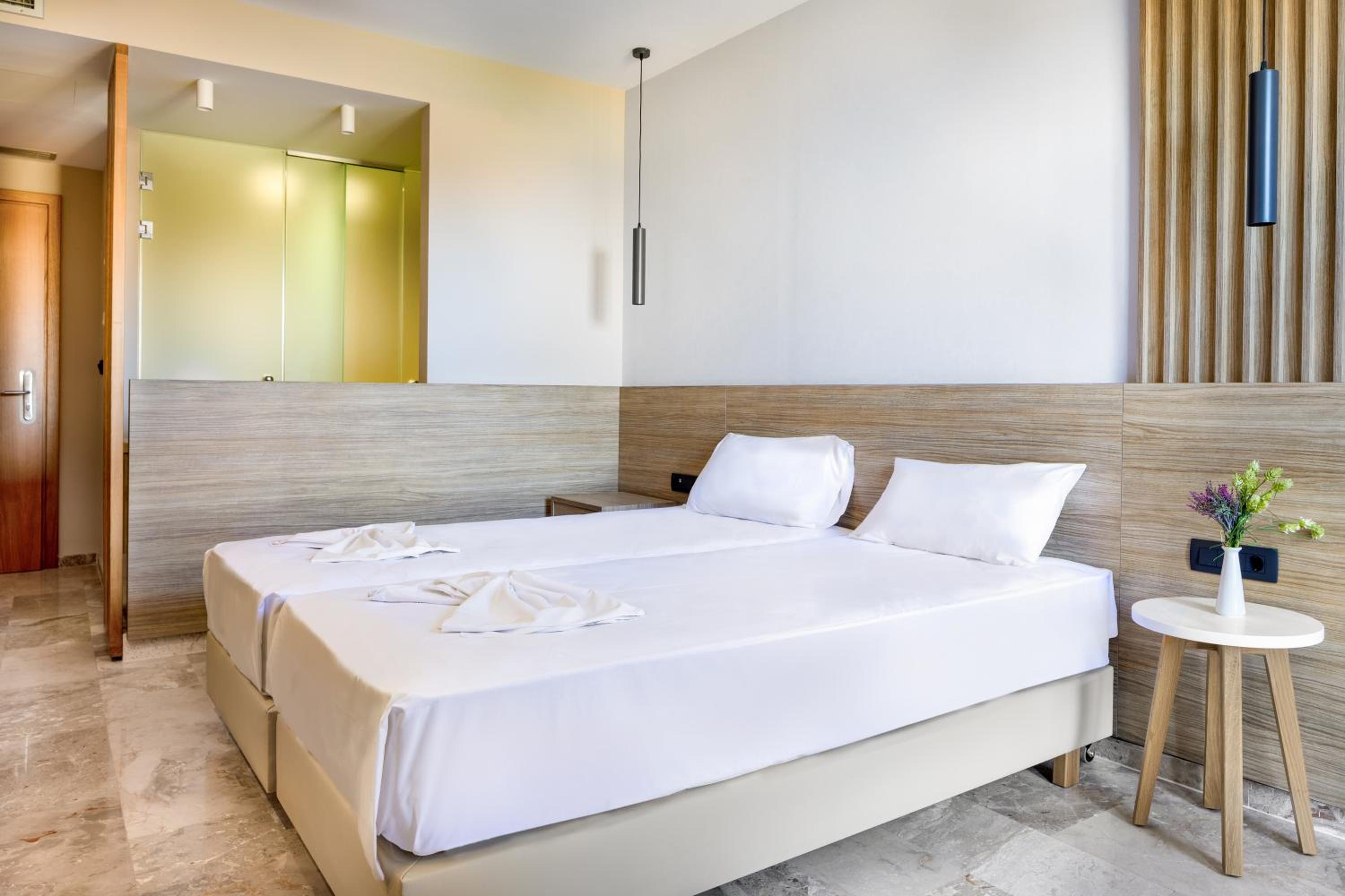 Superior Double Room with Side Sea View photo 3
