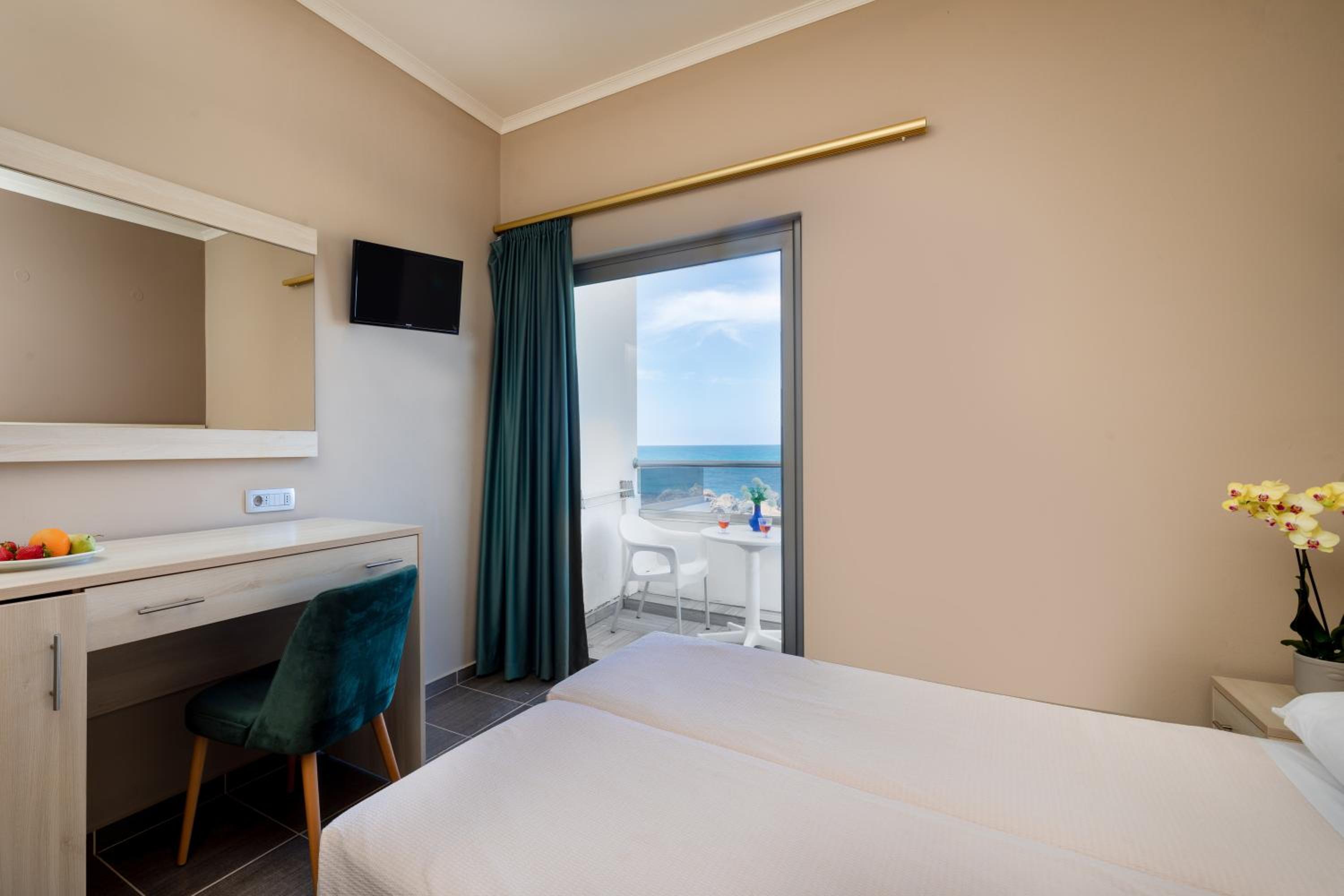 Double or Twin Room with Sea View photo 3