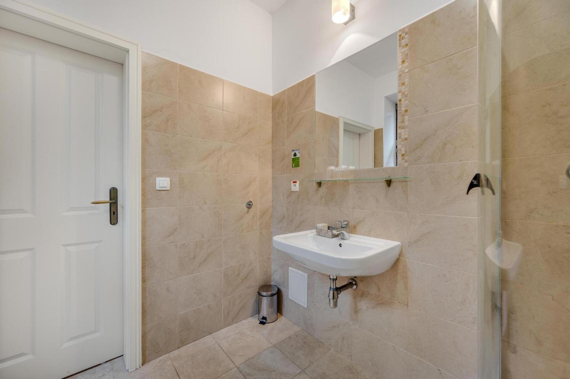 Standard Double or Twin Room - Photo 10