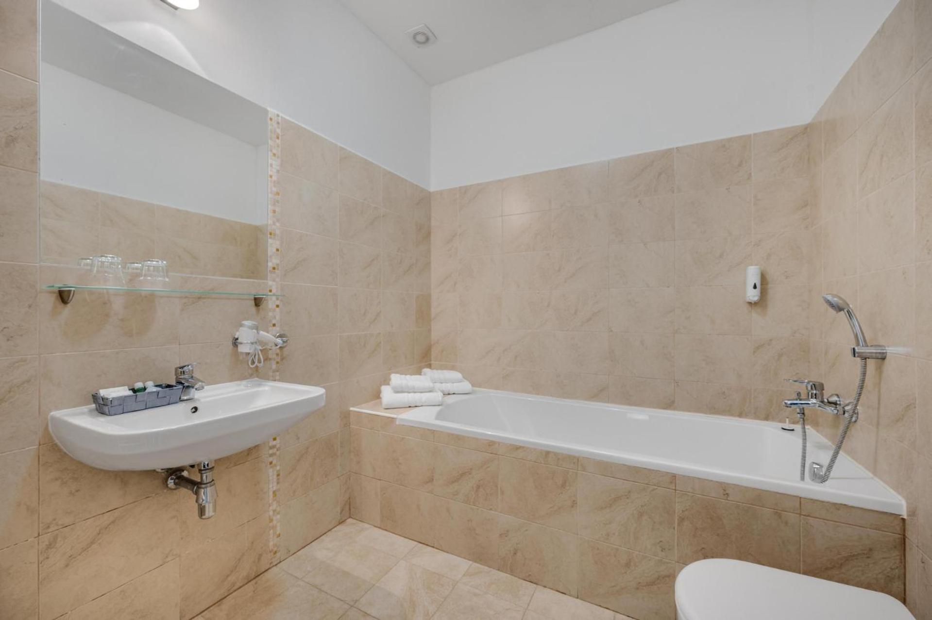 Standard Double or Twin Room - Photo 14