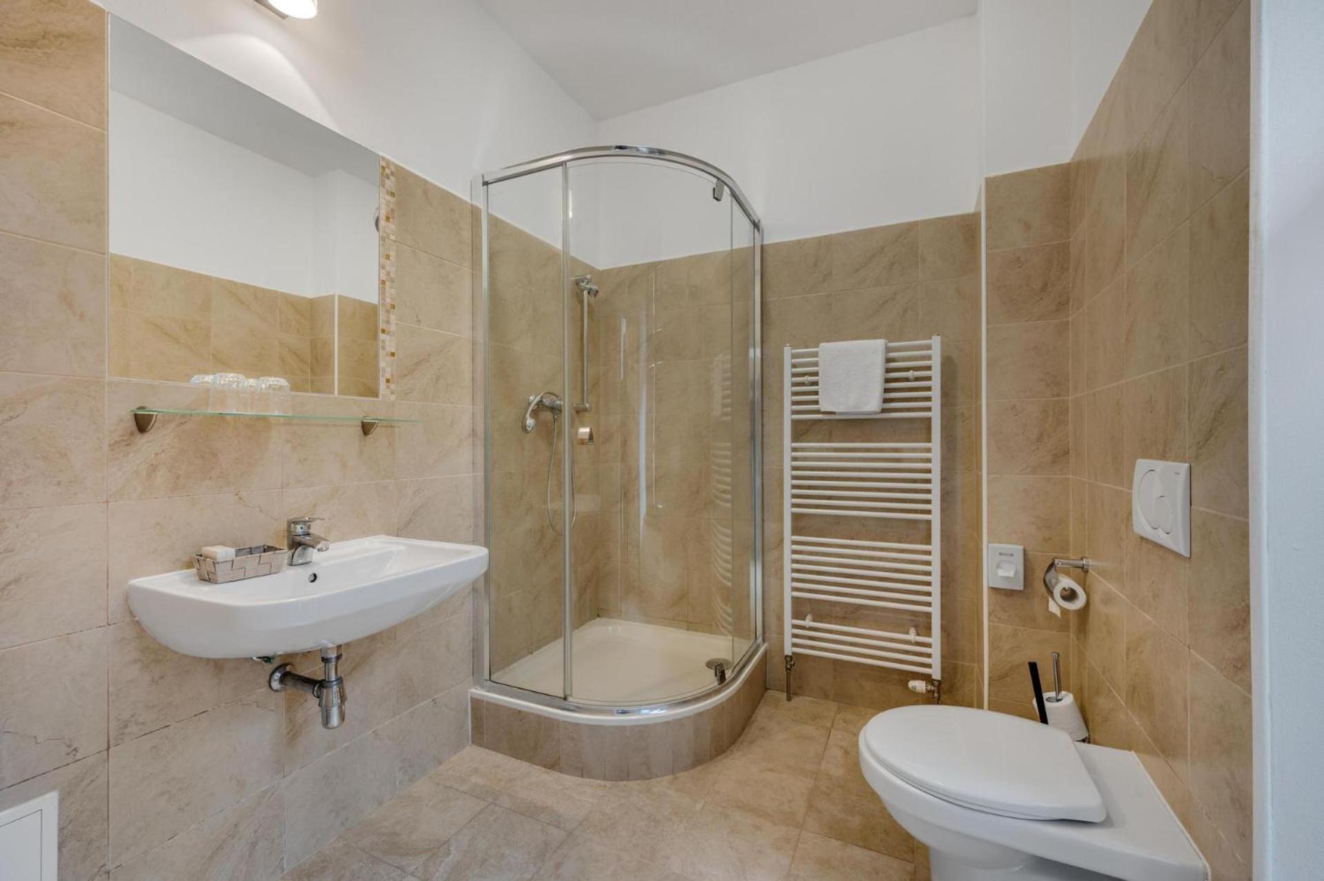 Standard Double or Twin Room - Photo 11