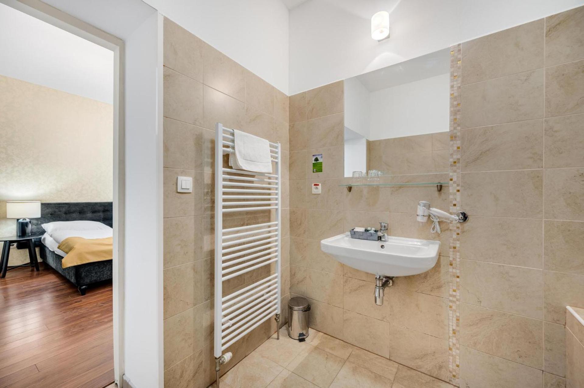 Standard Double or Twin Room - Photo 17