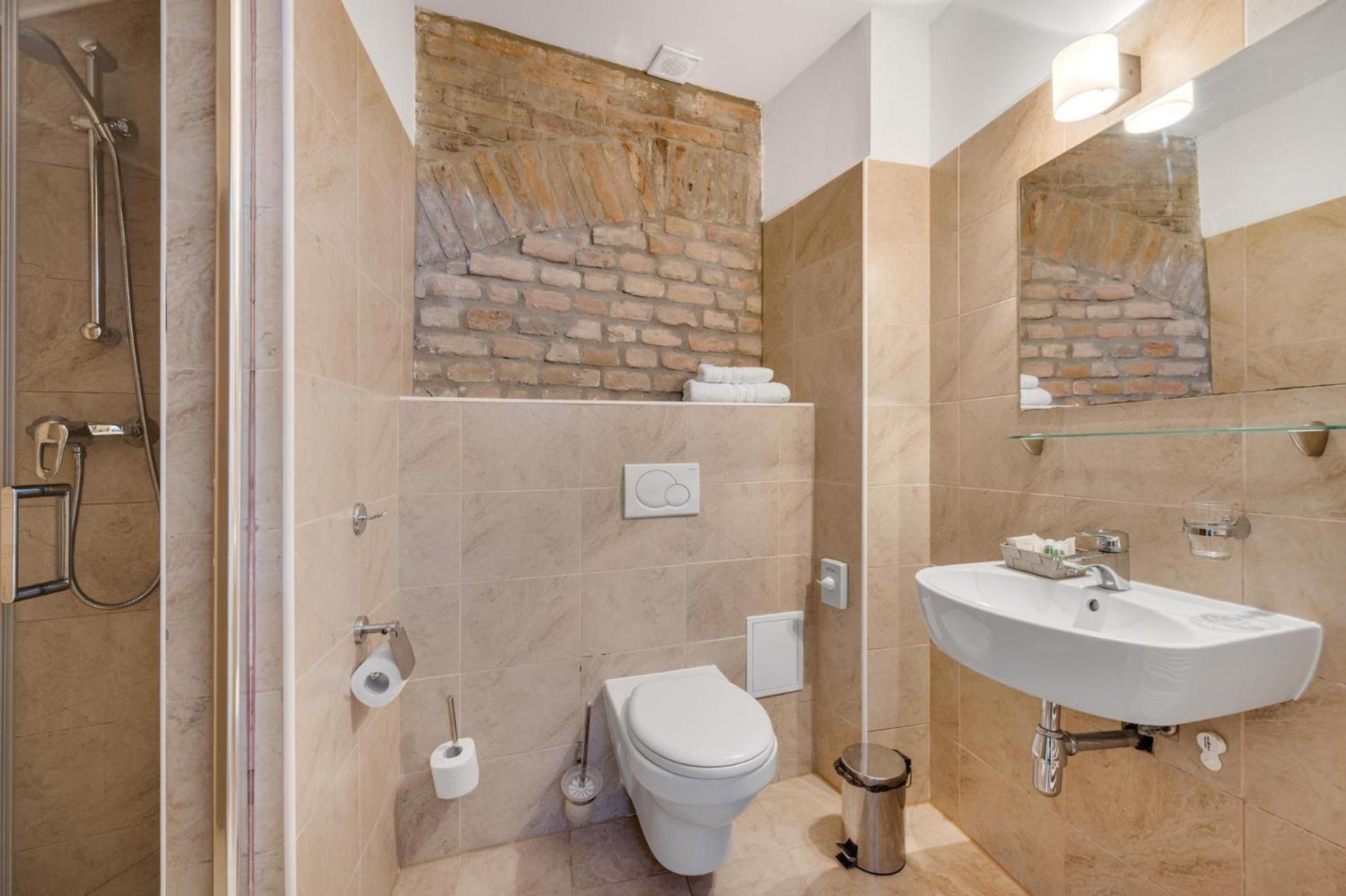 Standard Double or Twin Room - Photo 9