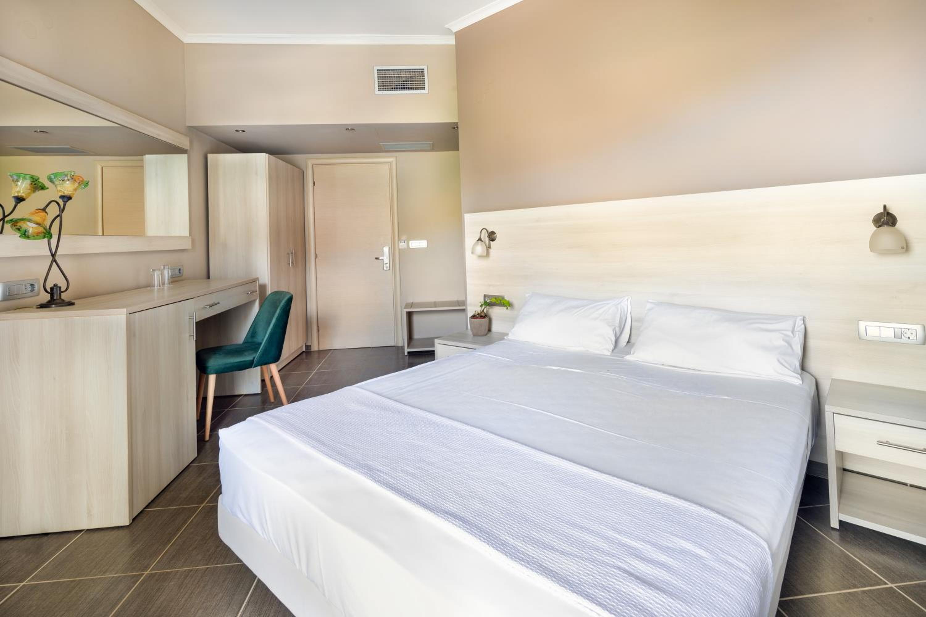 Double or Twin Room with Side Sea View photo 2