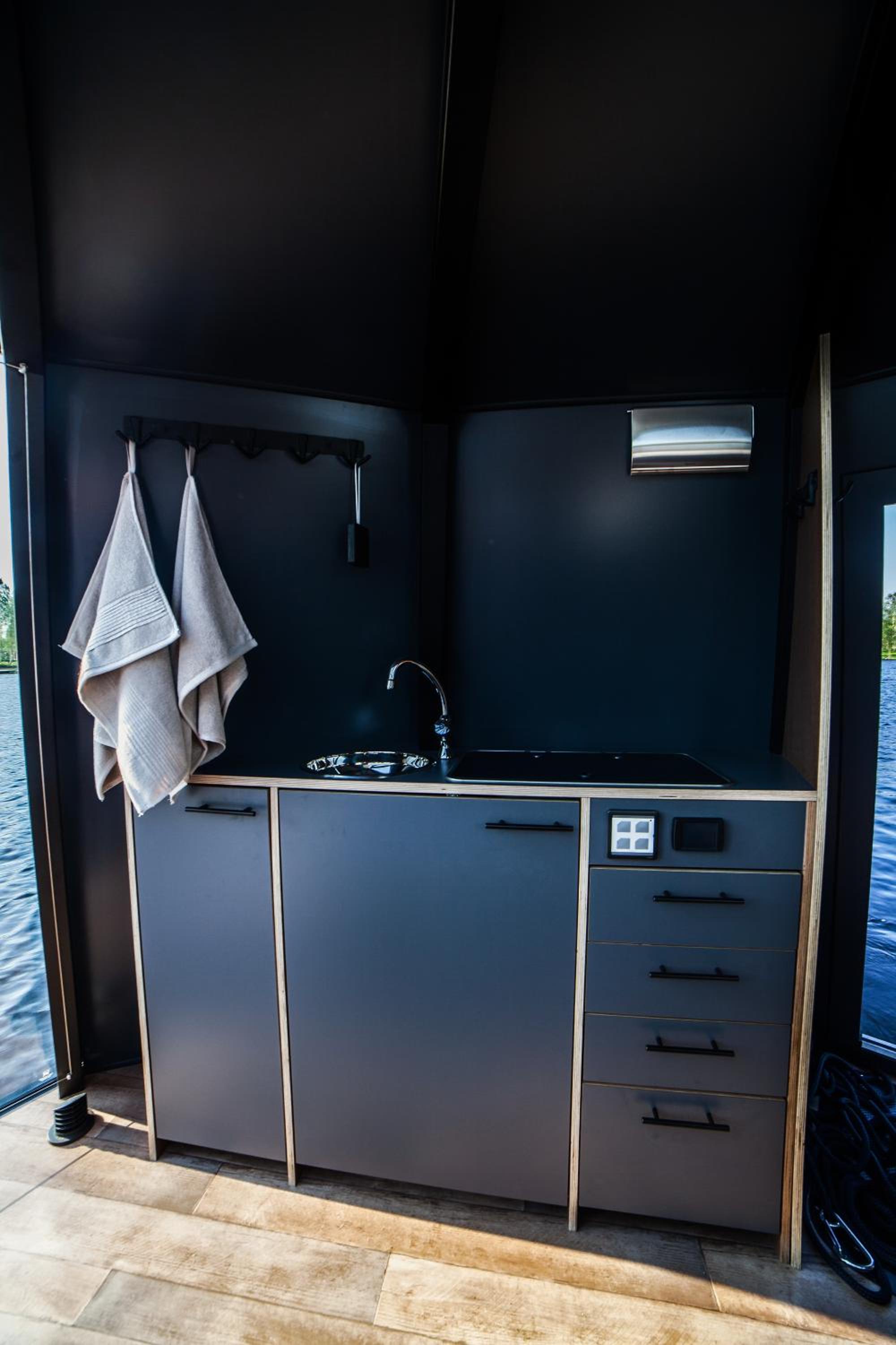 Igloo Boat Suite with Spa Access - Photo 10