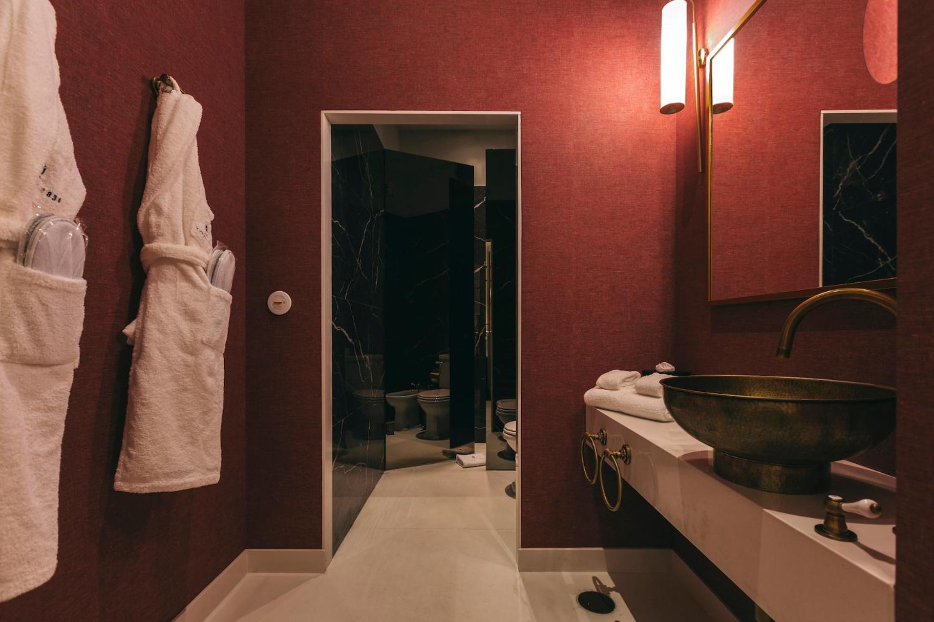 Deluxe Double Room with Bath - Photo 15