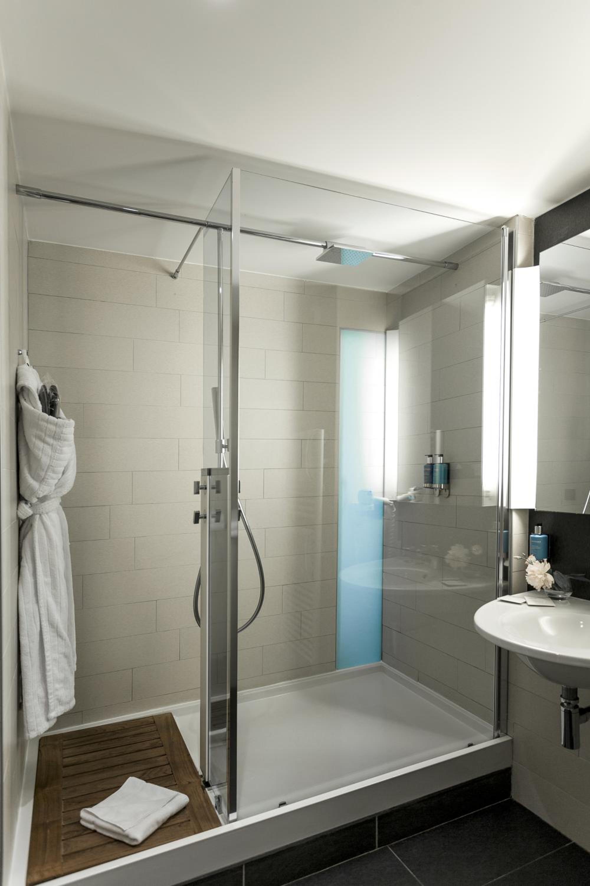 Superior Double or Twin Room with Street View - Photo 3