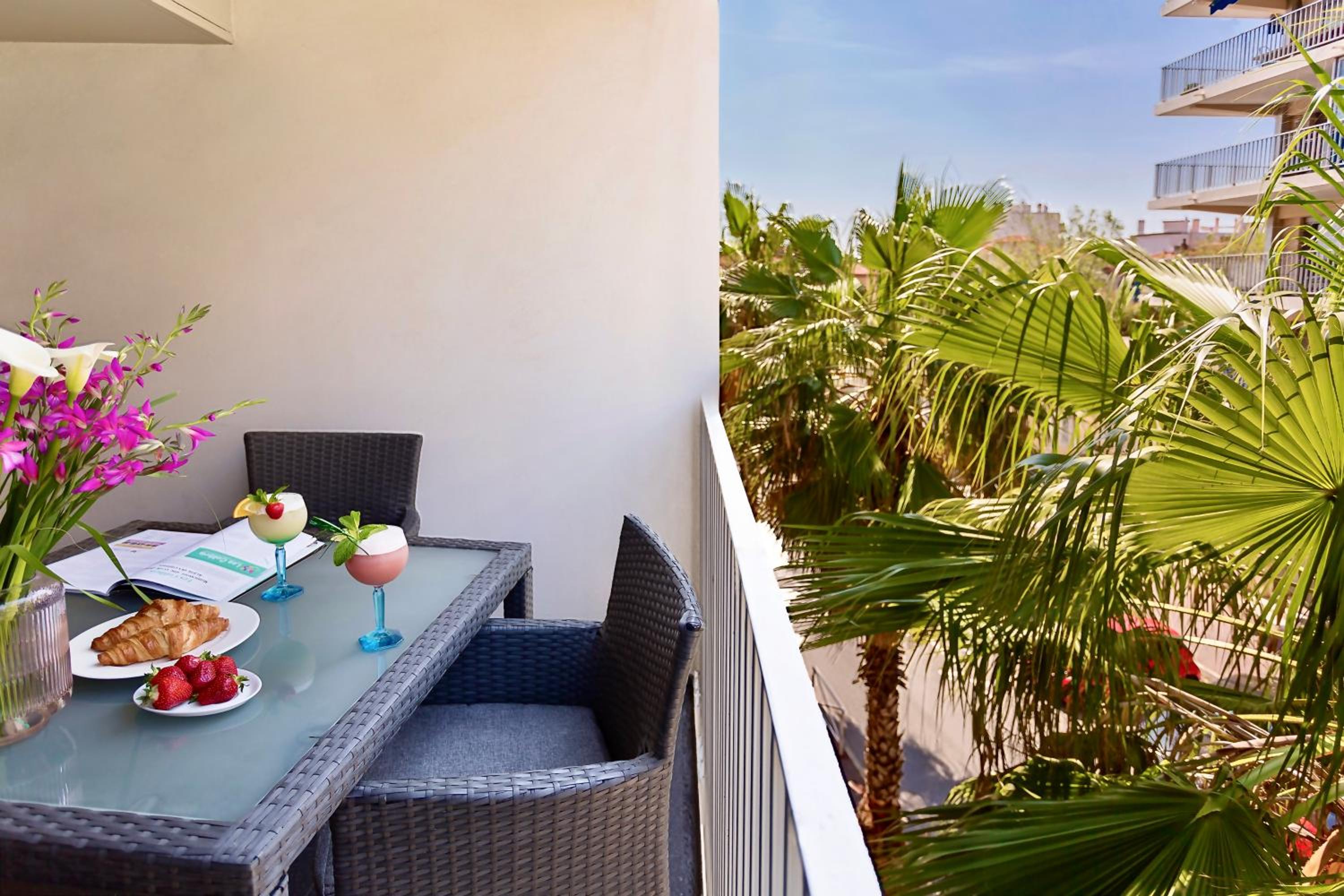 Deluxe Apartment with Terrace Street View photo 3