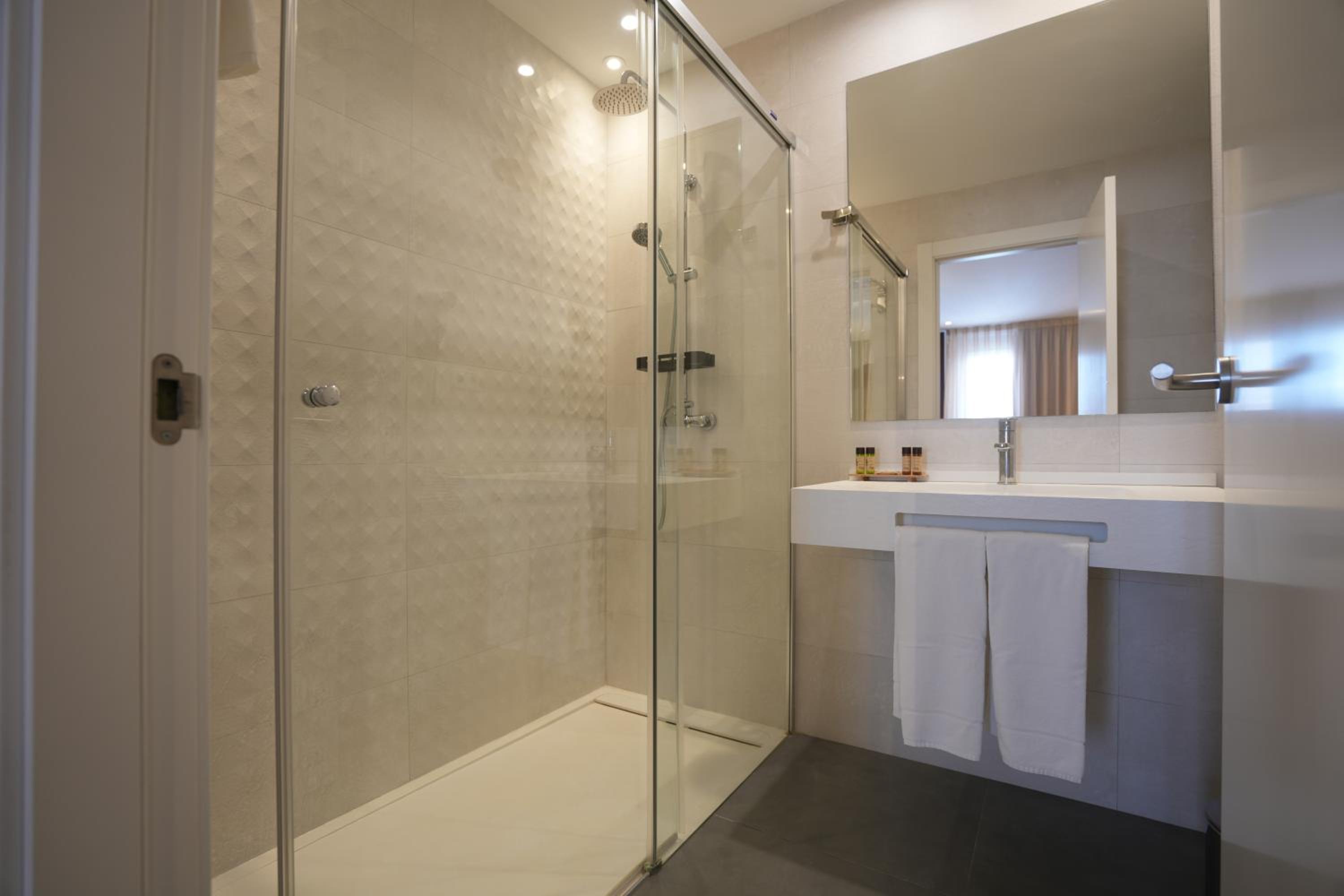 Double or Twin Room - Photo 6