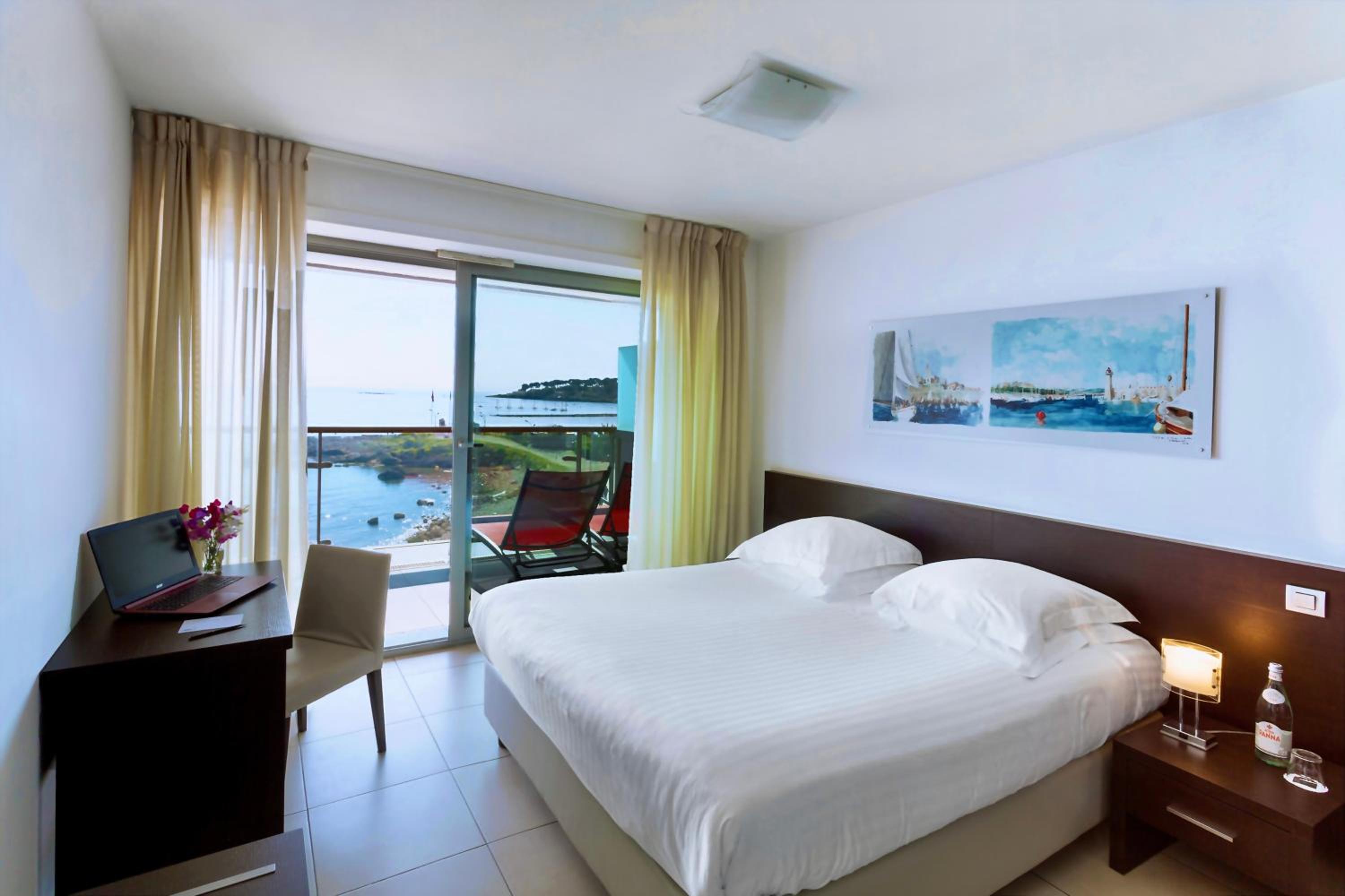 Mediterranean Apartment with Terrace Sea View - Photo 6