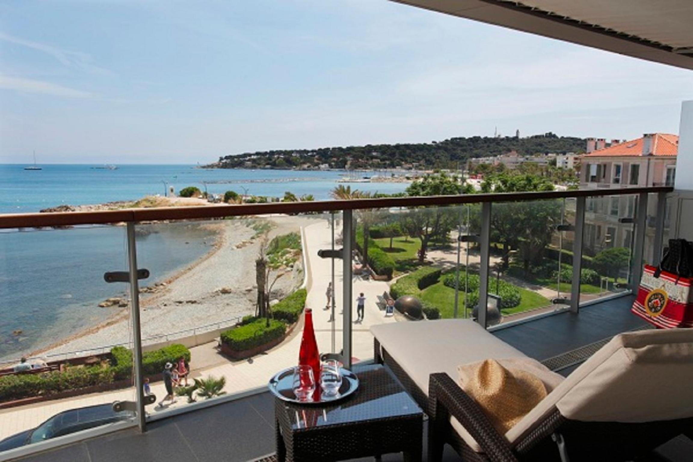 Cap d'Antibes Apartment with Terrace Sea View - Photo 2