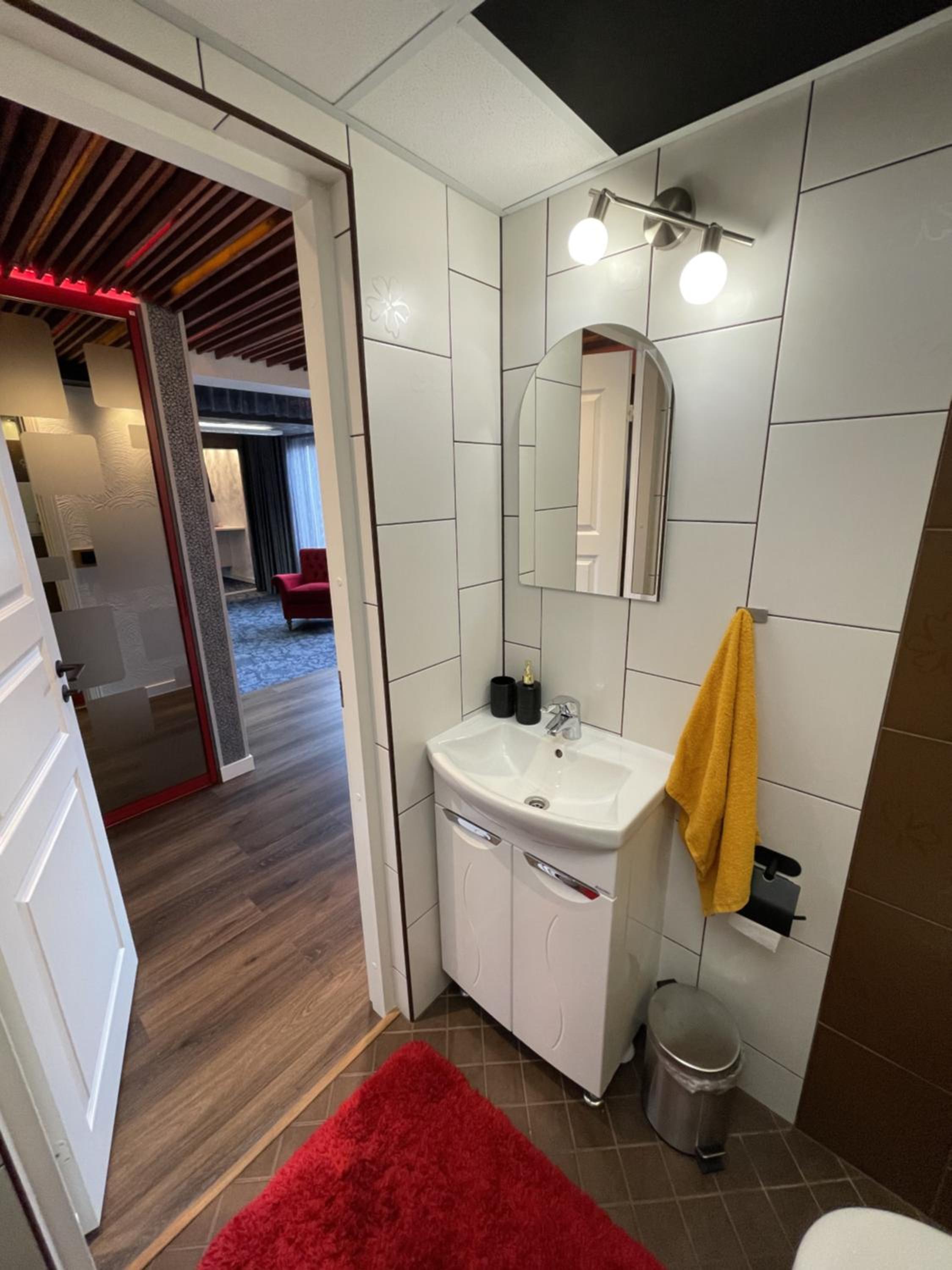 One-Bedroom Apartment - Photo 9