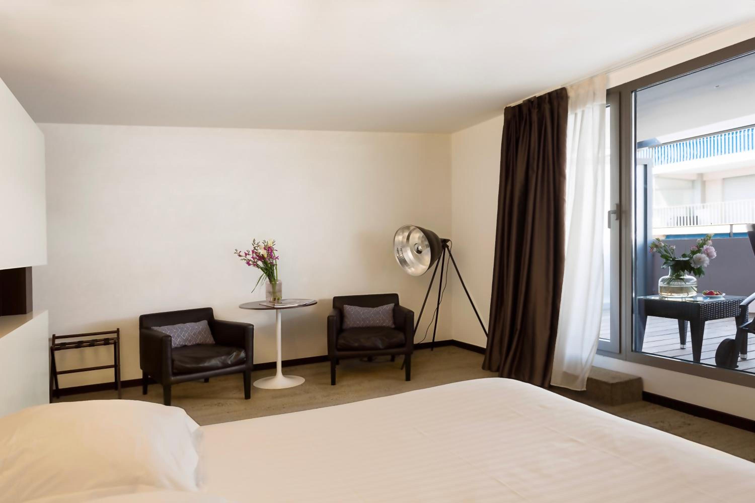 Deluxe Double Room with Terrace Street View - Photo 4