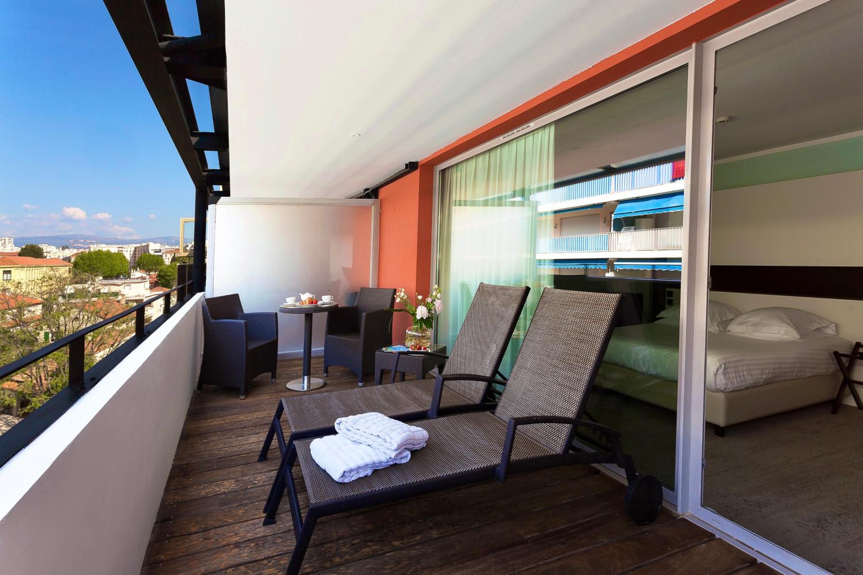 Deluxe Double Room with Terrace Street View - Photo 5