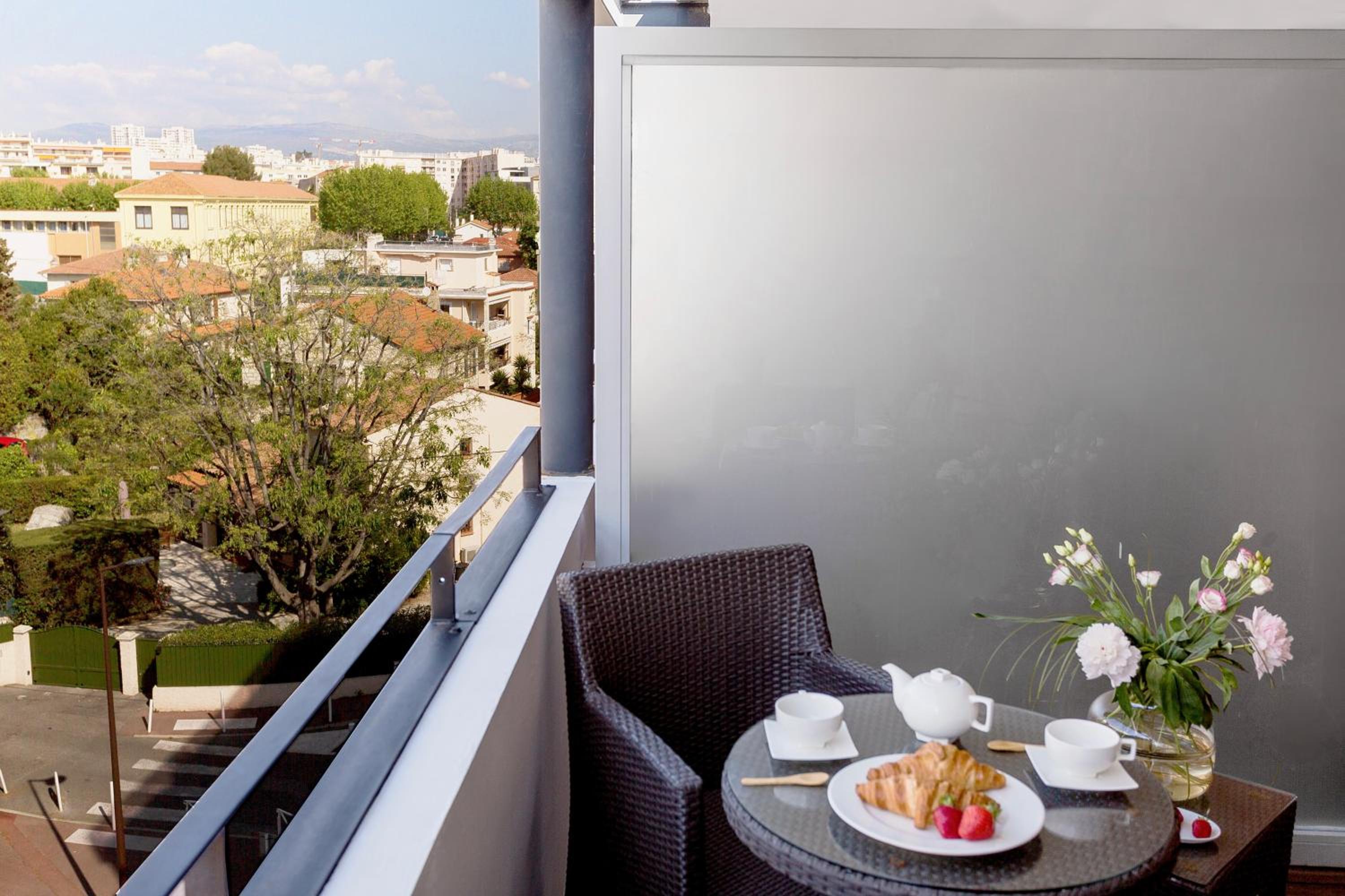 Deluxe Double Room with Terrace Street View - Photo 6