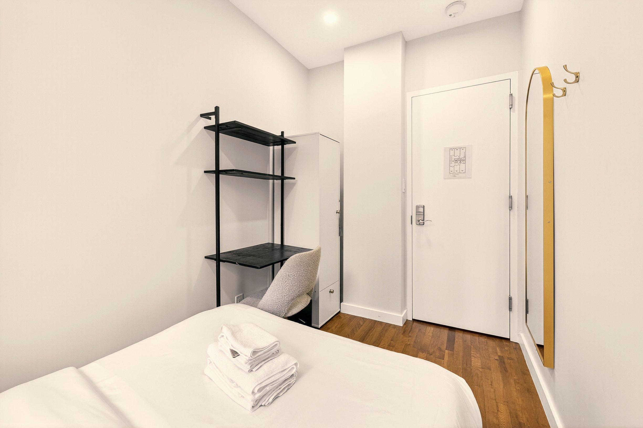 Double Room with Shared Bathroom photo 3