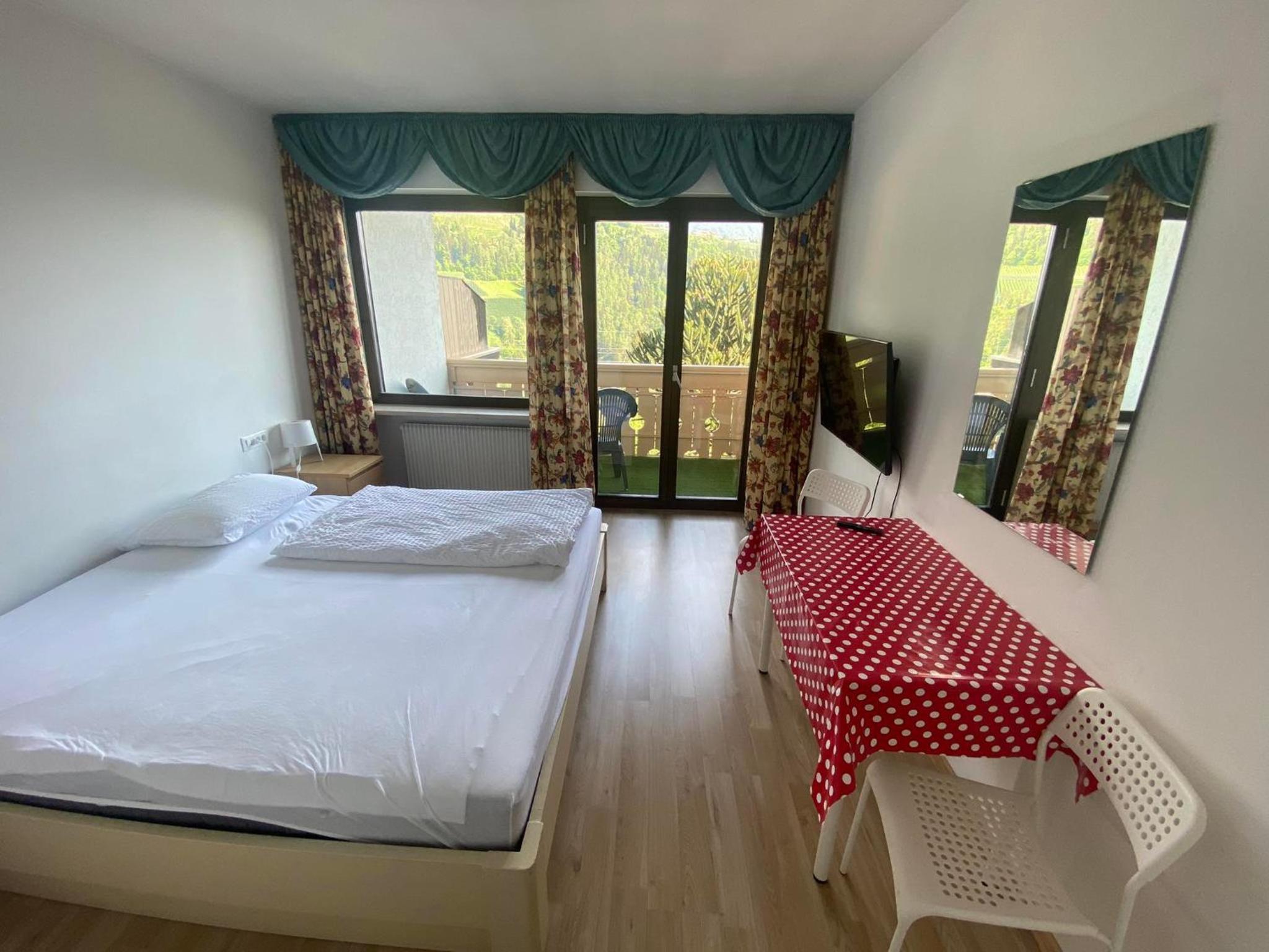 Double Room with Balcony - Photo 12