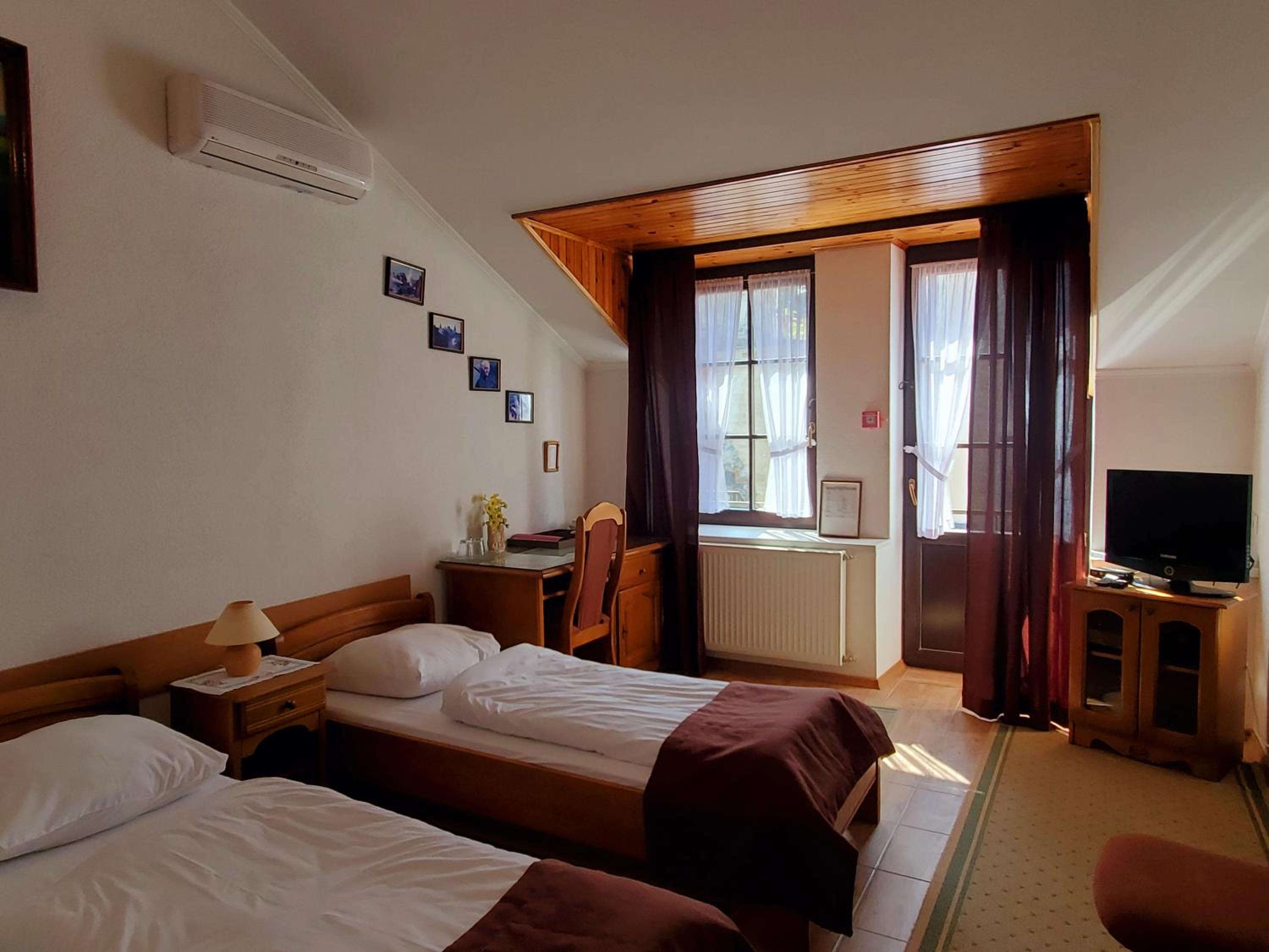 Standard Twin Room photo 2