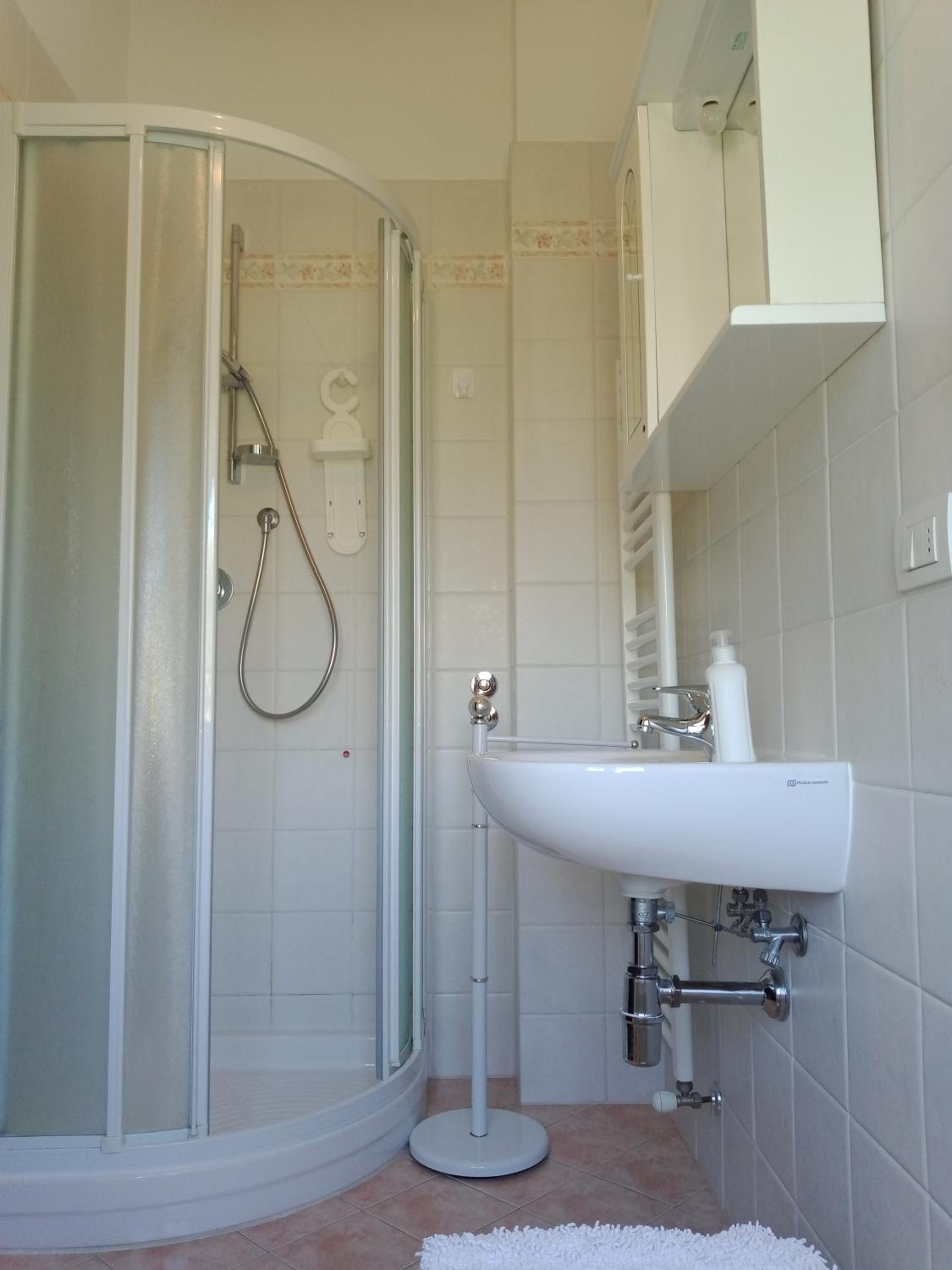 Twin Room with Private Bathroom - Photo 10