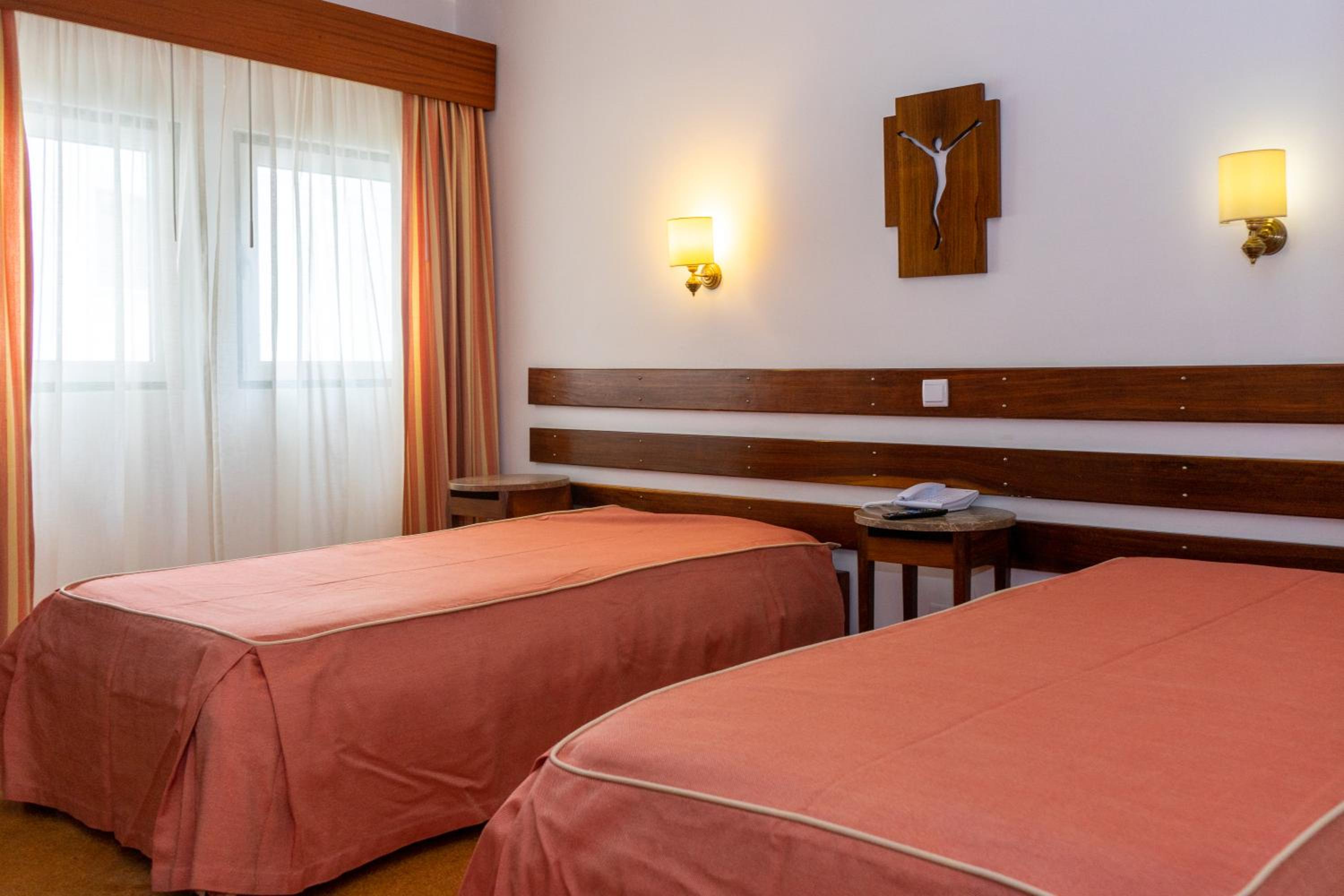 Standard Twin Room - Photo 1