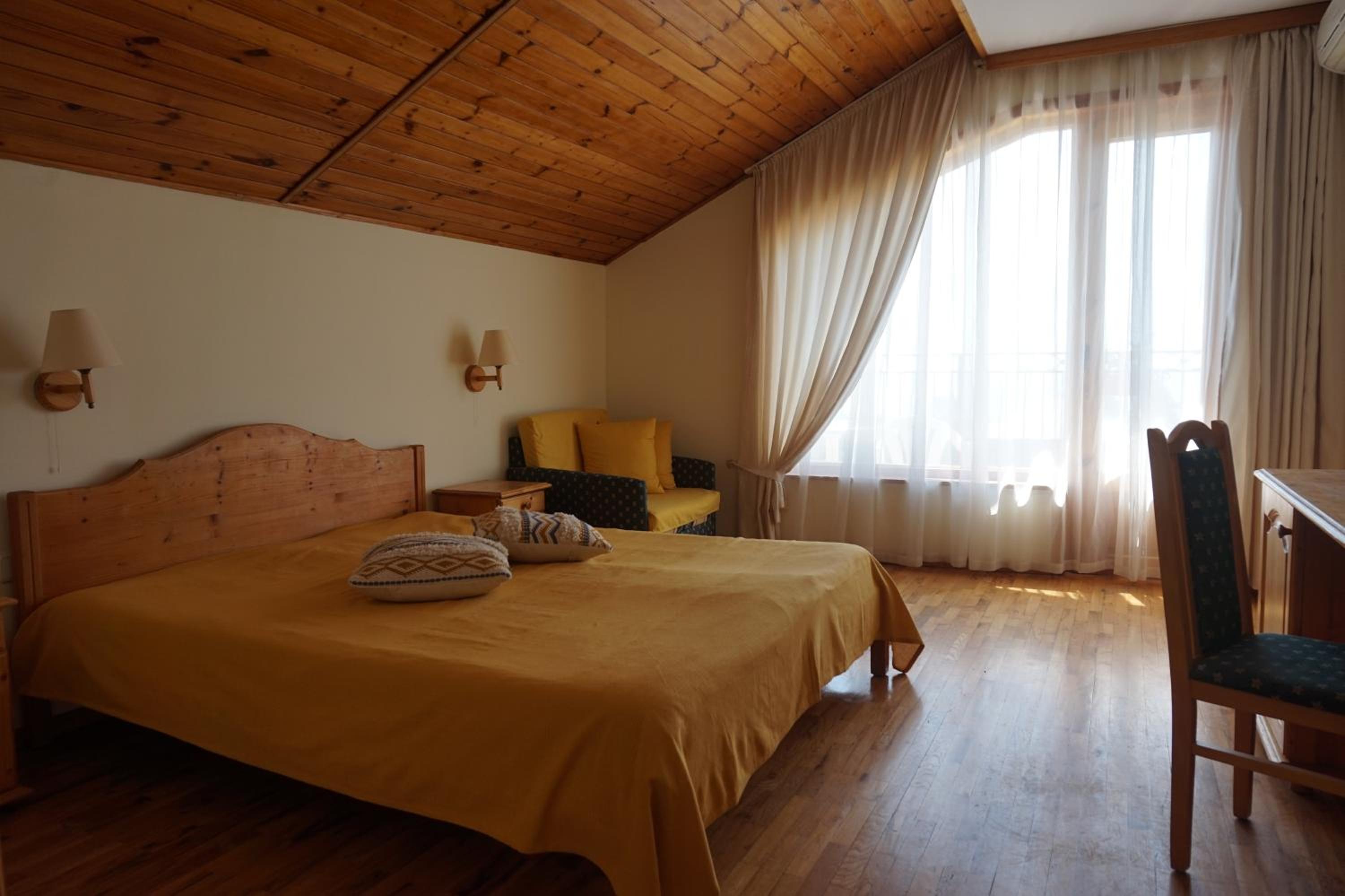 One-Bedroom Apartment - Photo 2