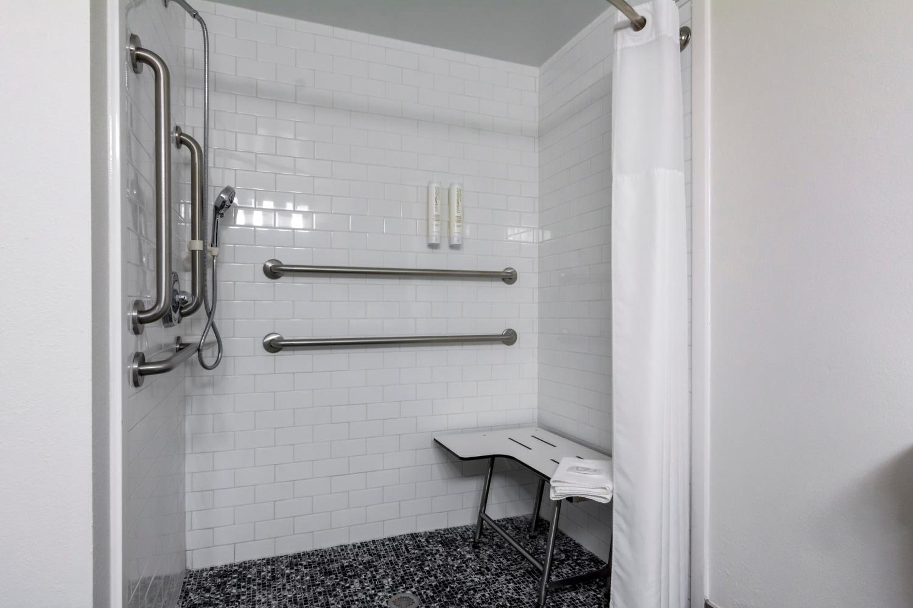 Queen Room with Roll-In Shower - Accessible/Non Smoking - Photo 2