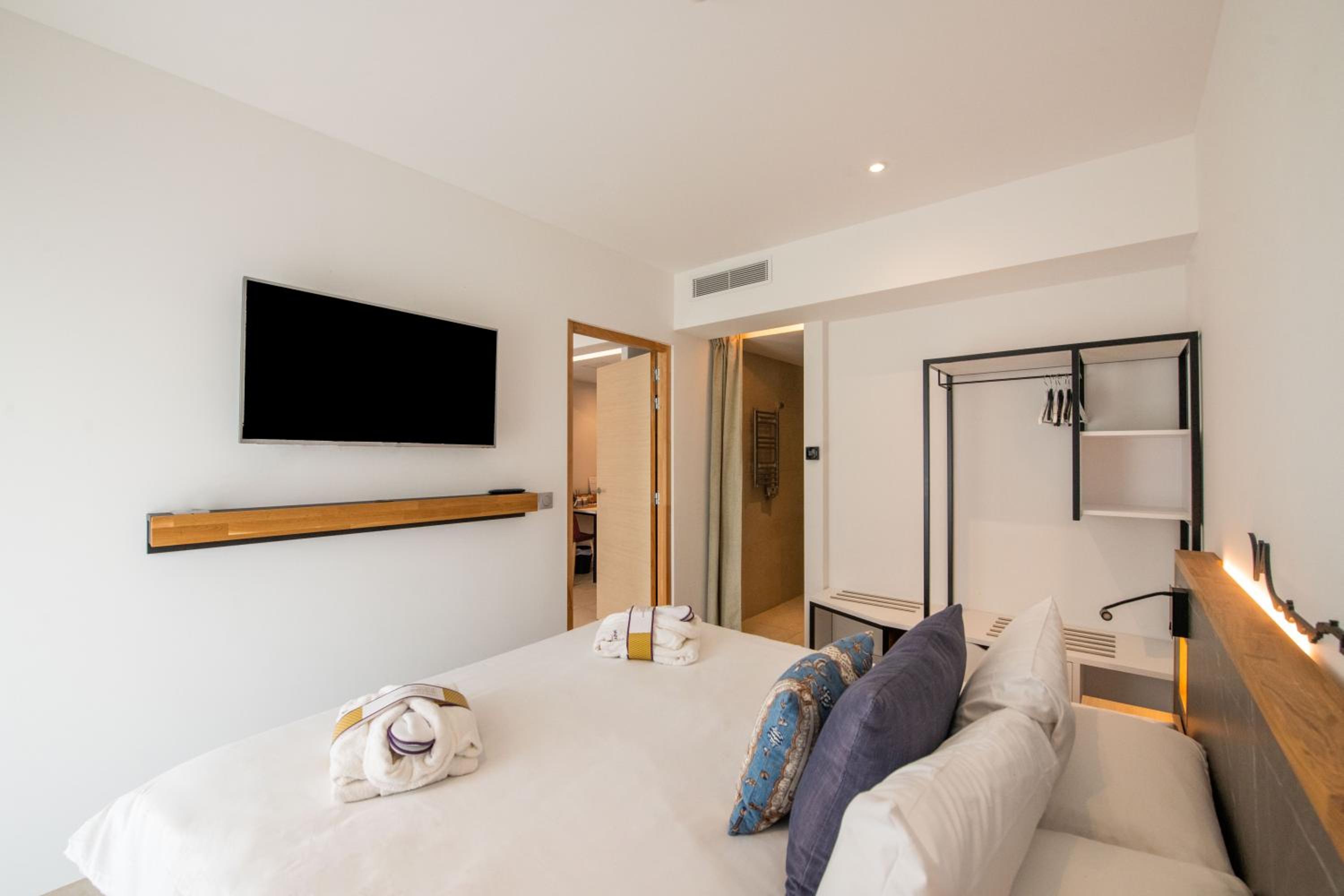 Junior Suite with One Double Bed and Sofa Bed - Photo 1