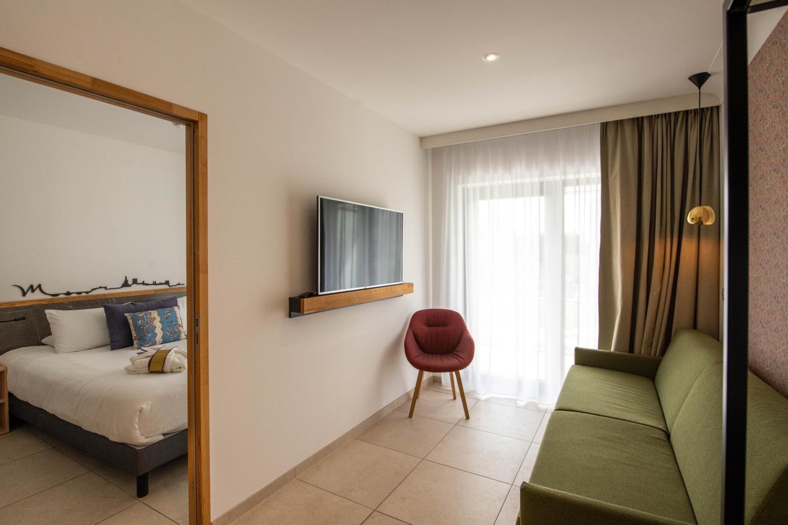Junior Suite with One Double Bed and Sofa Bed - Photo 2