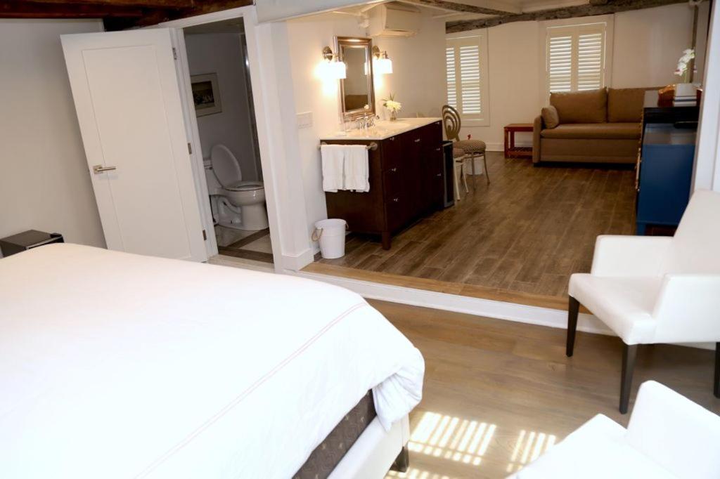 Deluxe King Room - Photo 6