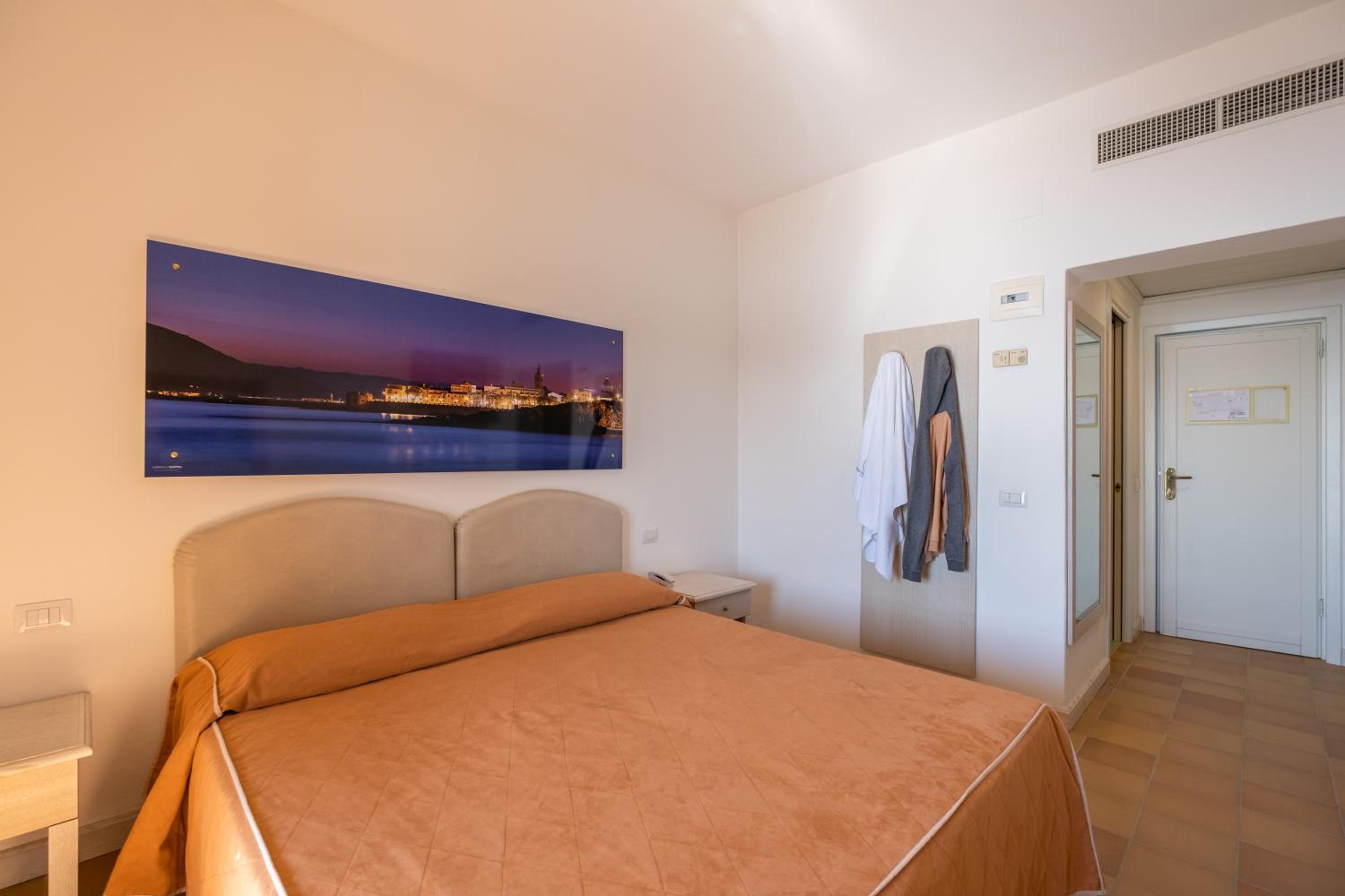 Double or Twin Room - Photo 4